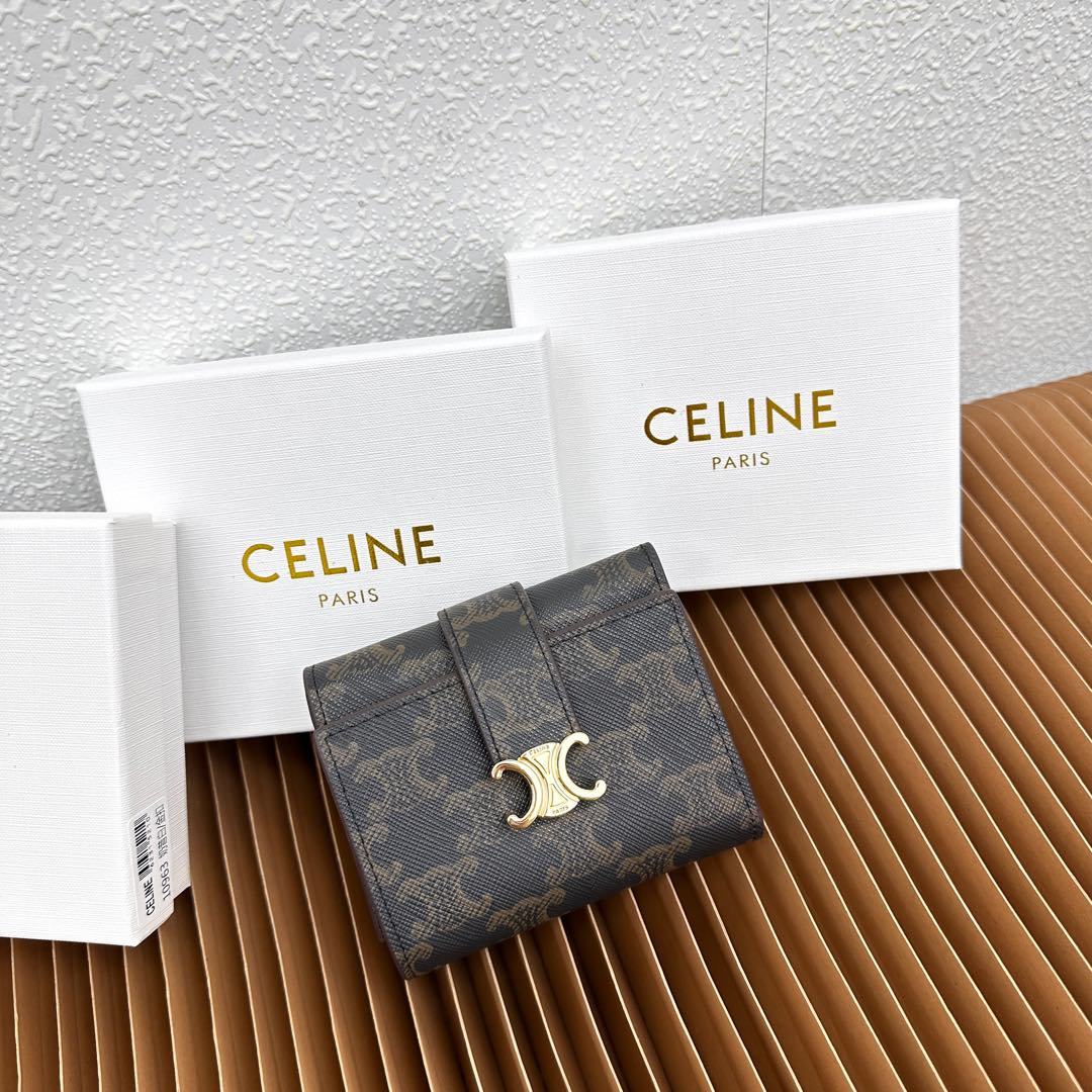 CELINE VICTOIRE柔软牛皮革精致钱包
牛皮革衬里
金色饰面
TRIOMPHE金属钉扣开关
一