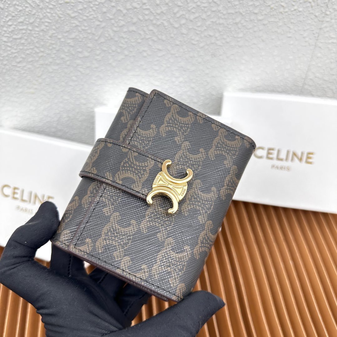 CELINE VICTOIRE柔软牛皮革精致钱包
牛皮革衬里
金色饰面
TRIOMPHE金属钉扣开关
一