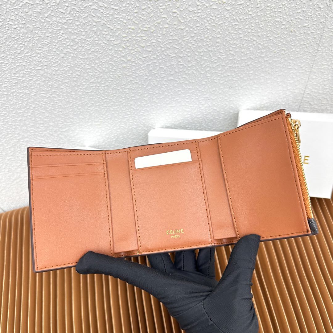 CELINE VICTOIRE柔软牛皮革精致钱包
牛皮革衬里
金色饰面
TRIOMPHE金属钉扣开关
一