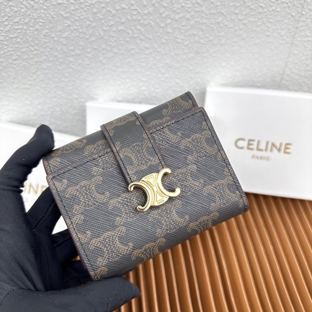 CELINE VICTOIRE柔软牛皮革精致钱包
牛皮革衬里
金色饰面
TRIOMPHE金属钉扣开关
一