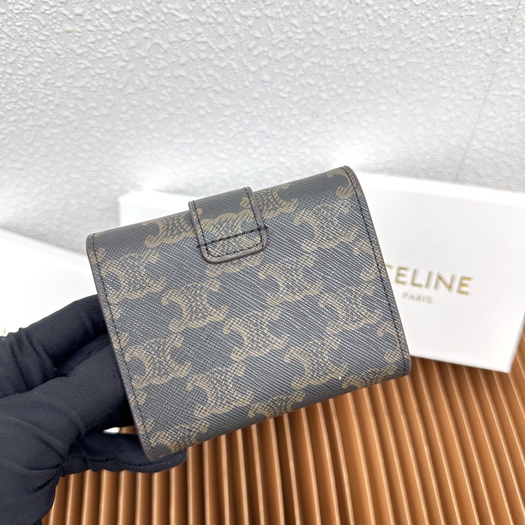 CELINE VICTOIRE柔软牛皮革精致钱包
牛皮革衬里
金色饰面
TRIOMPHE金属钉扣开关
一