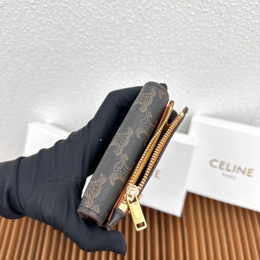 CELINE VICTOIRE柔软牛皮革精致钱包
牛皮革衬里
金色饰面
TRIOMPHE金属钉扣开关
一