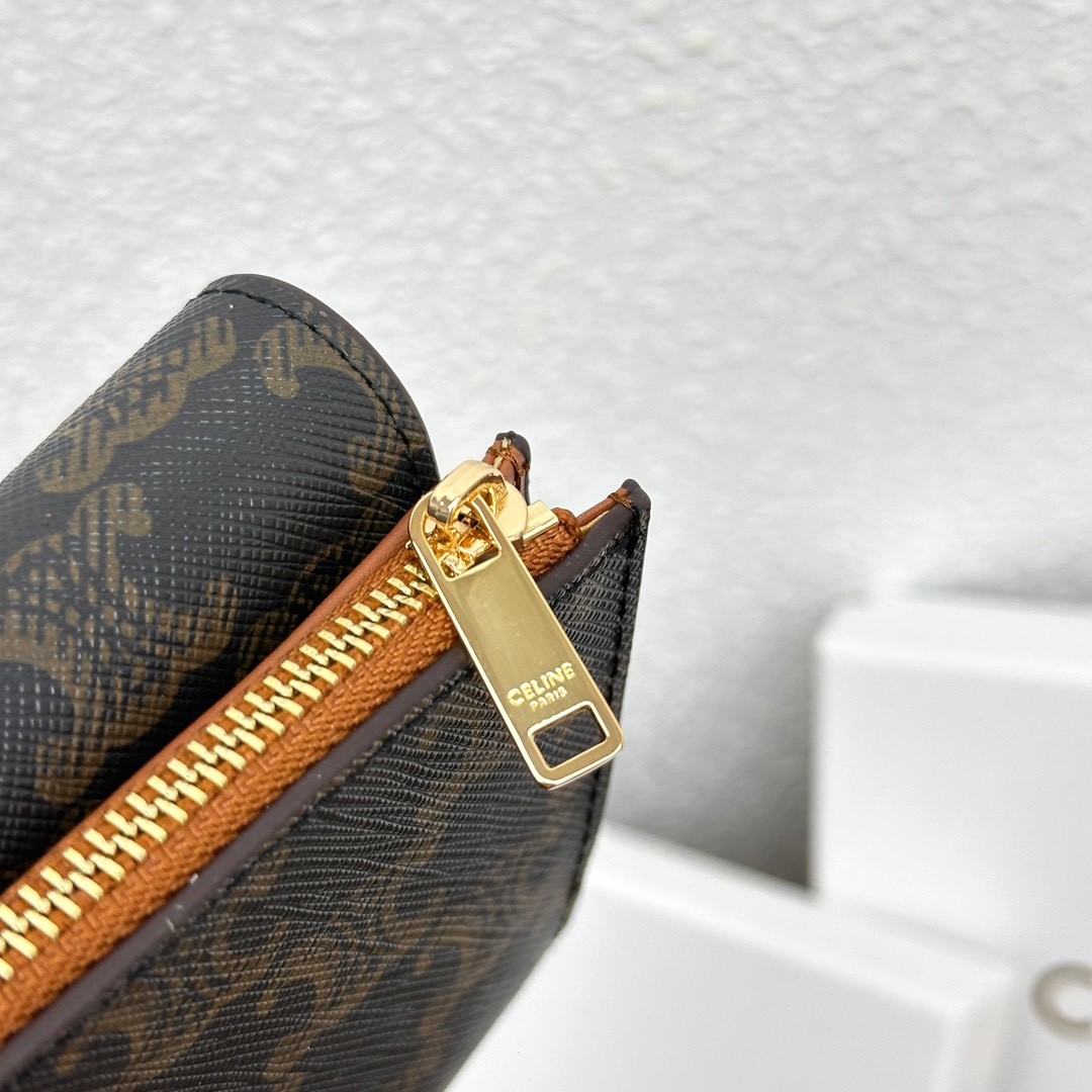 CELINE VICTOIRE柔软牛皮革精致钱包
牛皮革衬里
金色饰面
TRIOMPHE金属钉扣开关
一