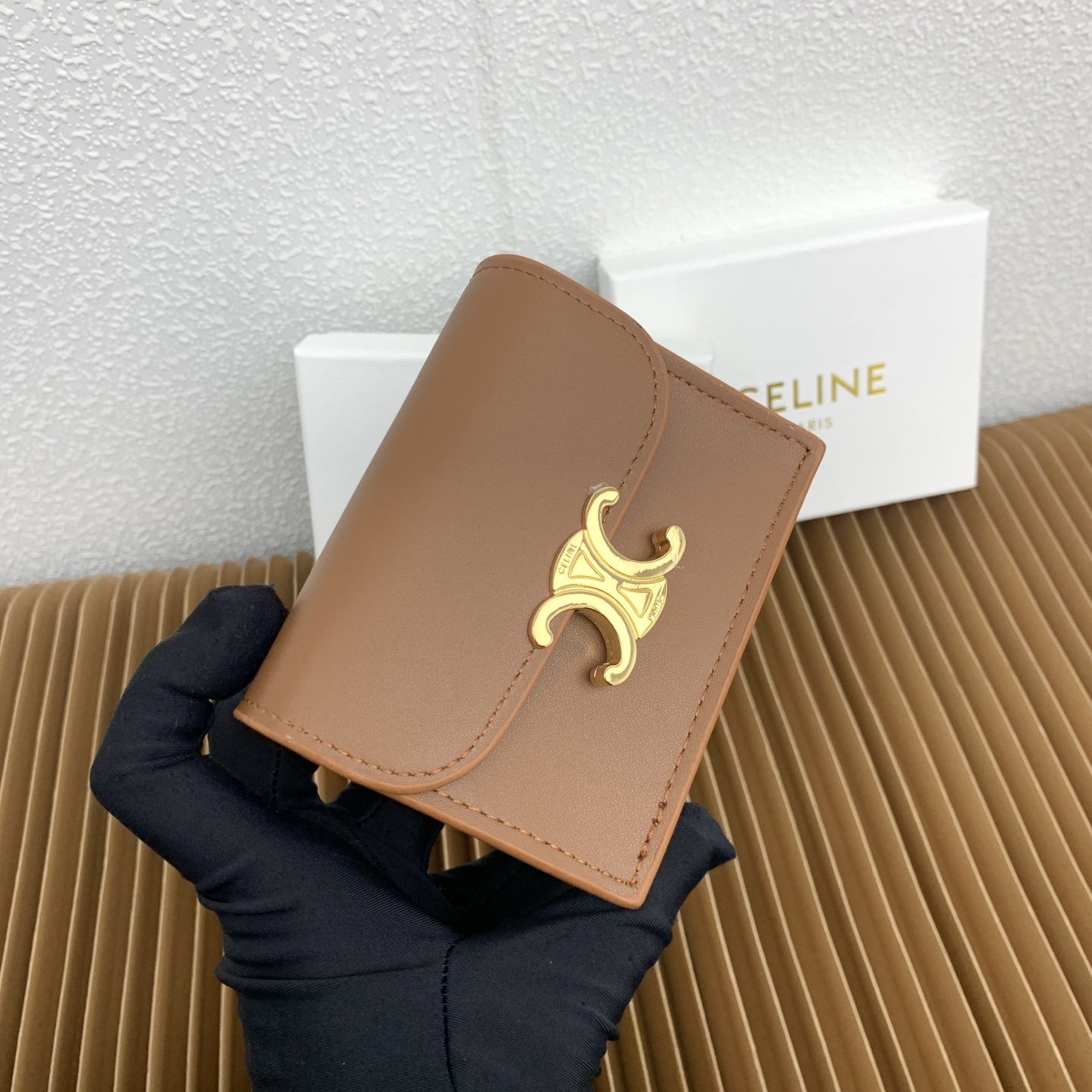 TRIOMPHE亮泽牛皮革名片套
牛皮革
牛皮革衬里
金色饰面
TRIOMPHE金属钉扣开关
两个折档