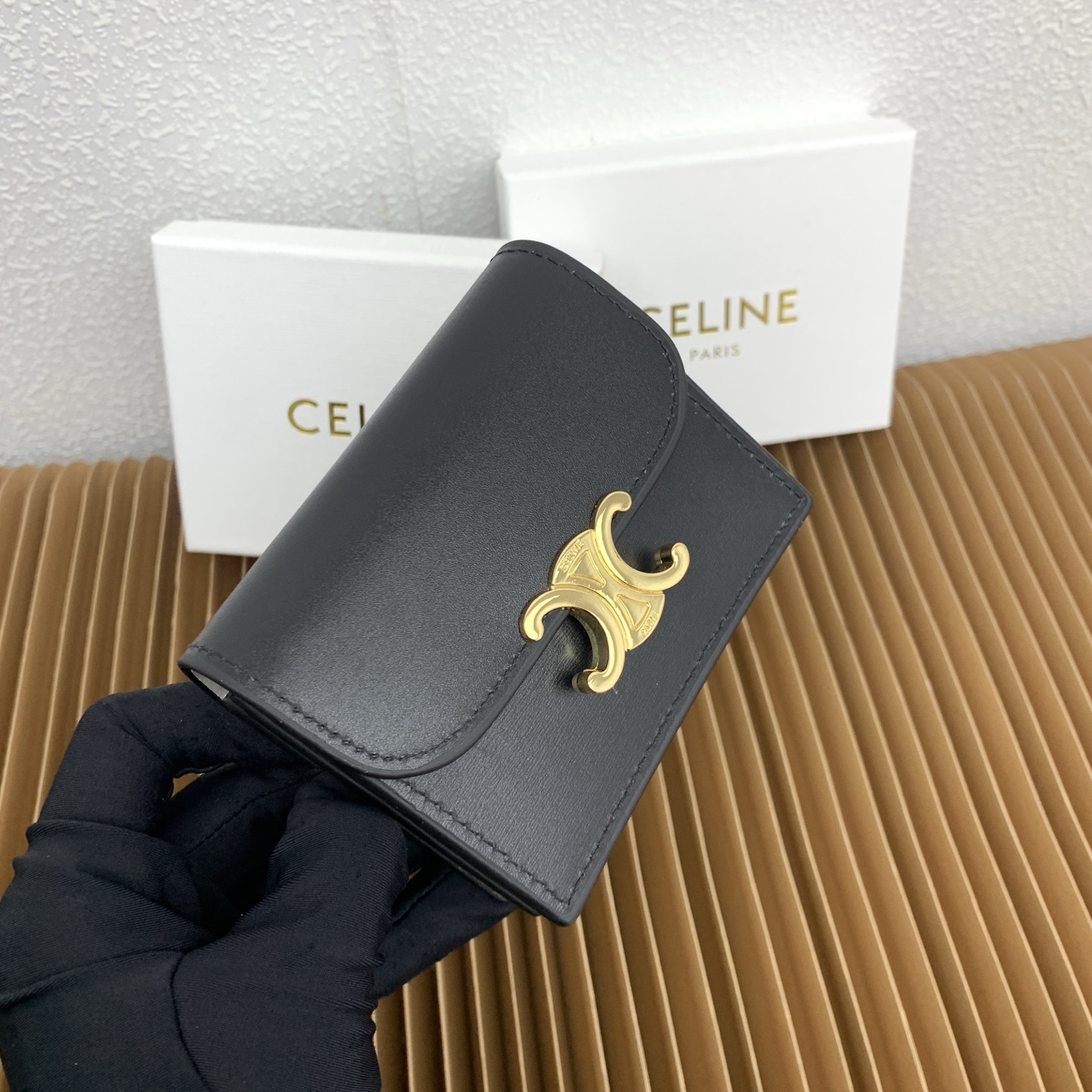 TRIOMPHE亮泽牛皮革名片套
牛皮革
牛皮革衬里
金色饰面
TRIOMPHE金属钉扣开关
两个折档式