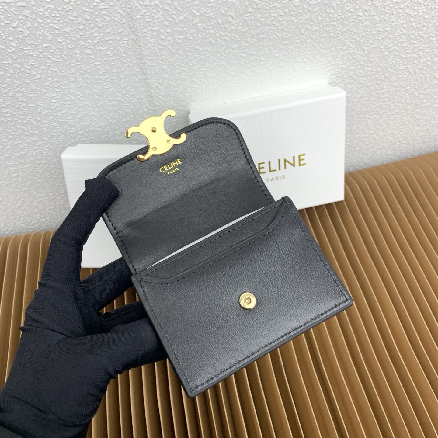 TRIOMPHE亮泽牛皮革名片套
牛皮革
牛皮革衬里
金色饰面
TRIOMPHE金属钉扣开关
两个折档式