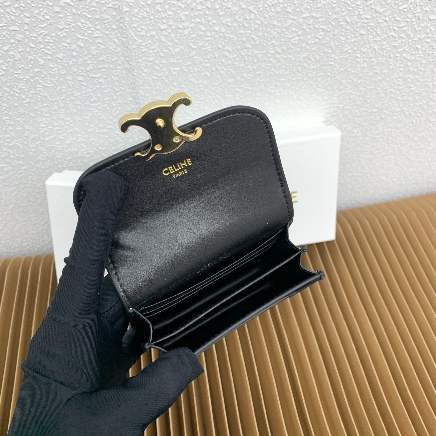 TRIOMPHE亮泽牛皮革名片套
牛皮革
牛皮革衬里
金色饰面
TRIOMPHE金属钉扣开关
两个折档式