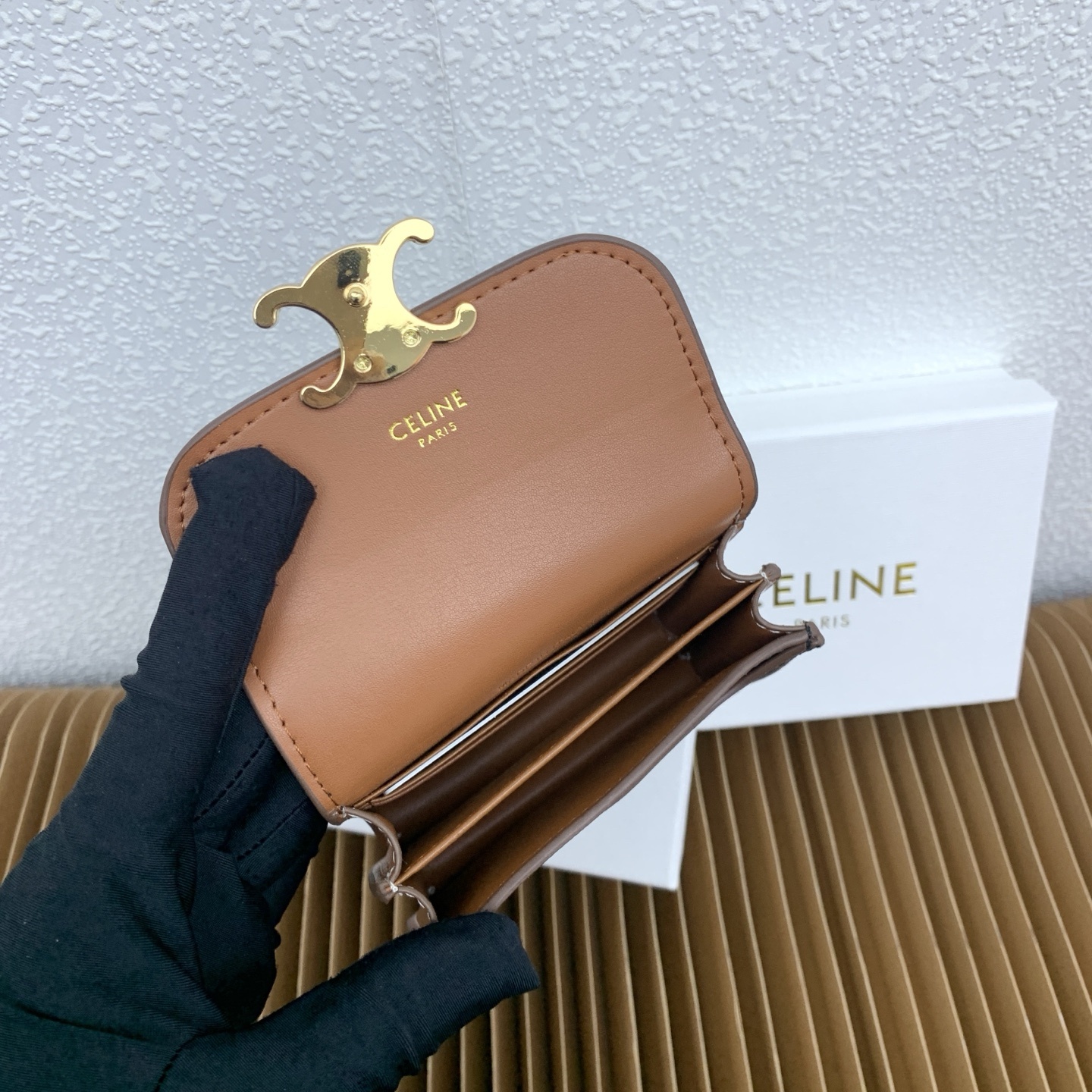 TRIOMPHE标志印花羊皮革名片套
TRIOMPHE帆布,小羊皮饰边
小牛皮衬里
金色饰面
TRIOM