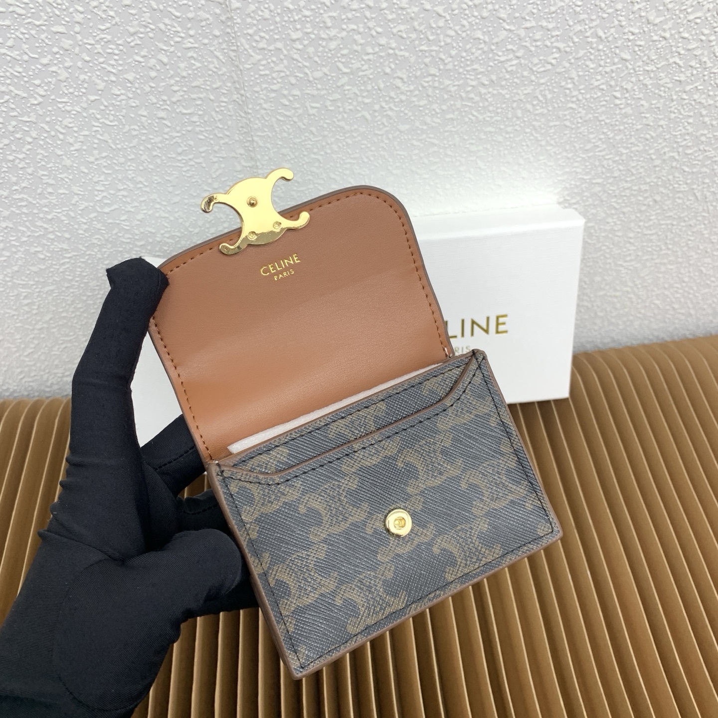 TRIOMPHE标志印花羊皮革名片套
TRIOMPHE帆布,小羊皮饰边
小牛皮衬里
金色饰面
TRIOM