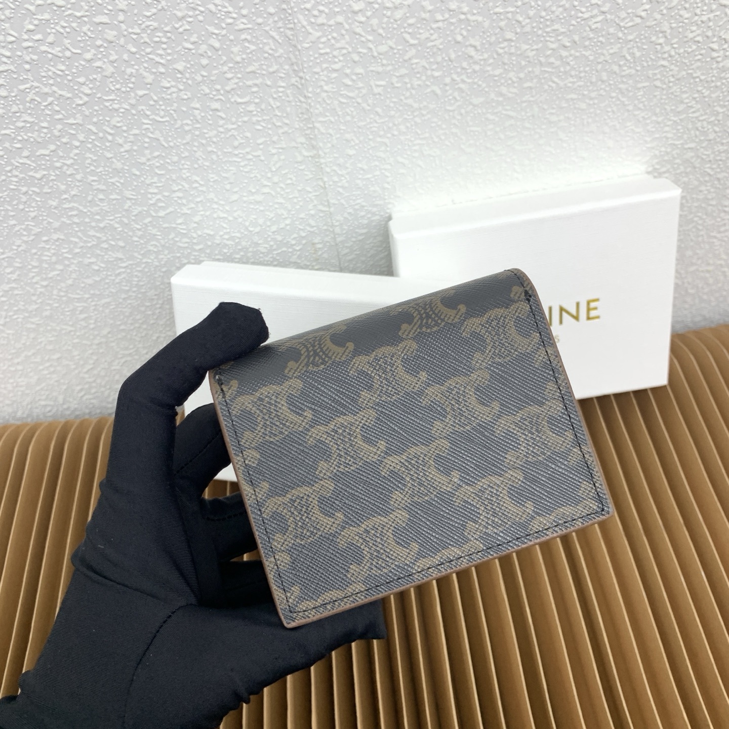 TRIOMPHE标志印花羊皮革名片套
TRIOMPHE帆布,小羊皮饰边
小牛皮衬里
金色饰面
TRIOM