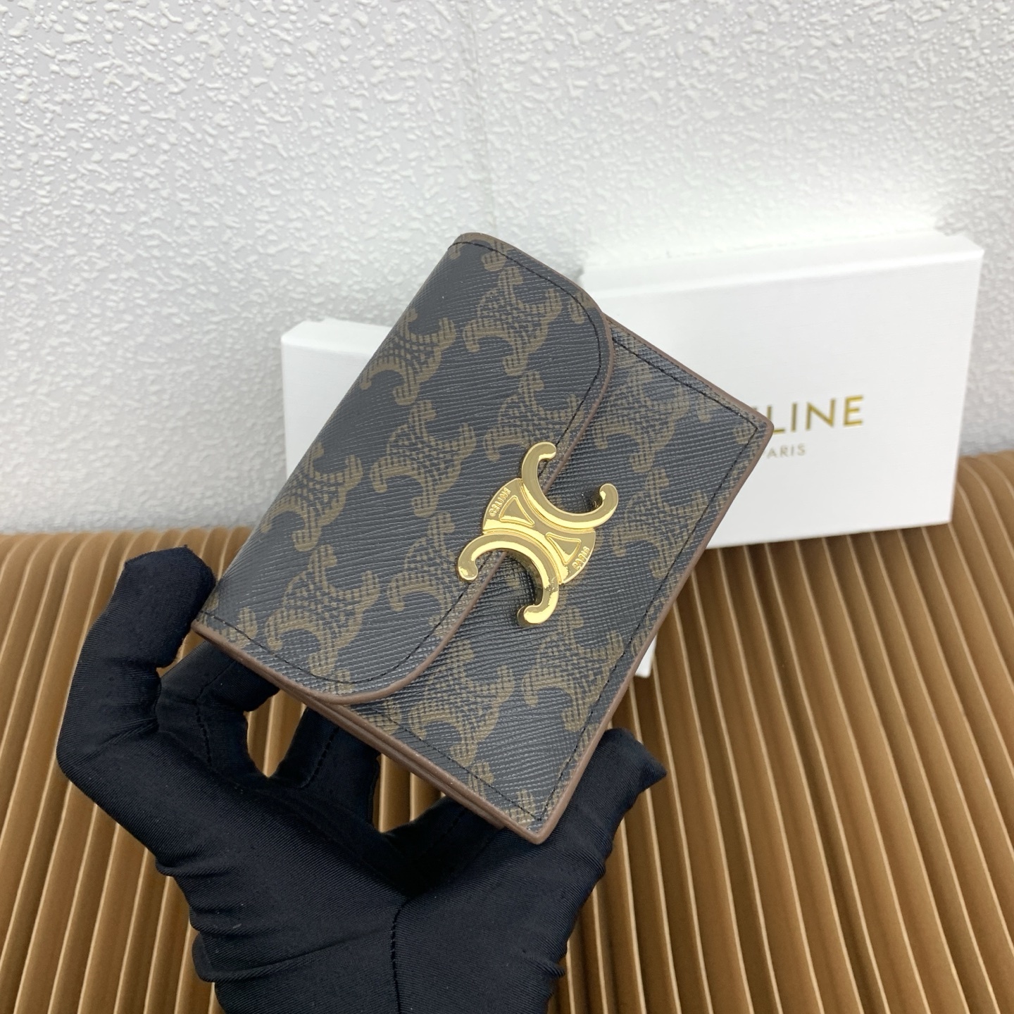TRIOMPHE标志印花羊皮革名片套
TRIOMPHE帆布,小羊皮饰边
小牛皮衬里
金色饰面
TRIOM