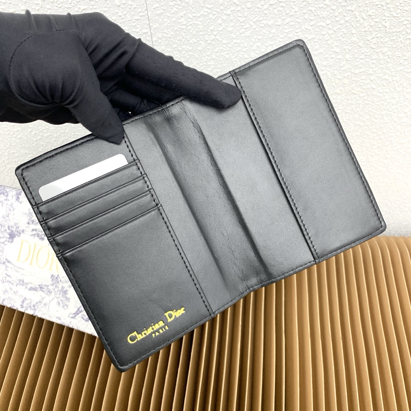   30 Montaigne 证件套是隽永及高雅的配饰。以蓝色 Dior Oblique 提花制成，正面