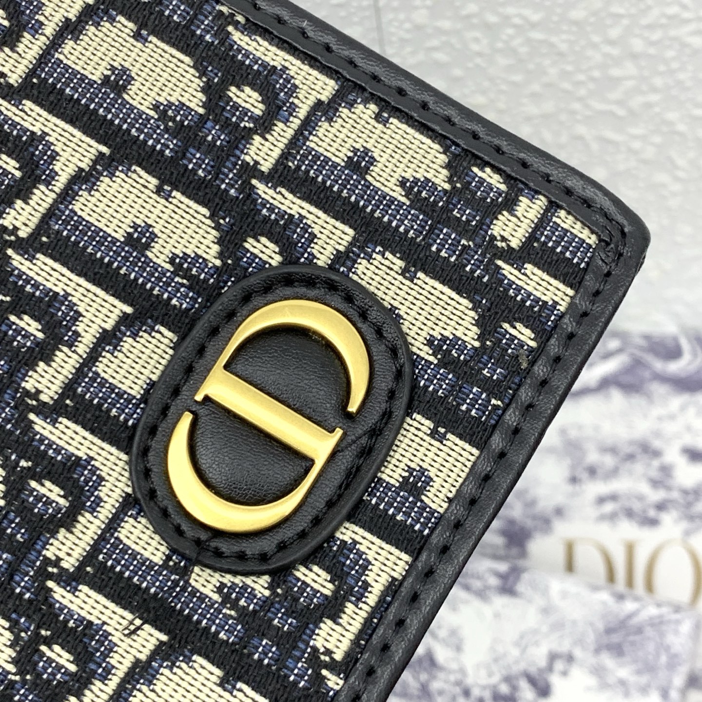   30 Montaigne 证件套是隽永及高雅的配饰。以蓝色 Dior Oblique 提花制成，正面
