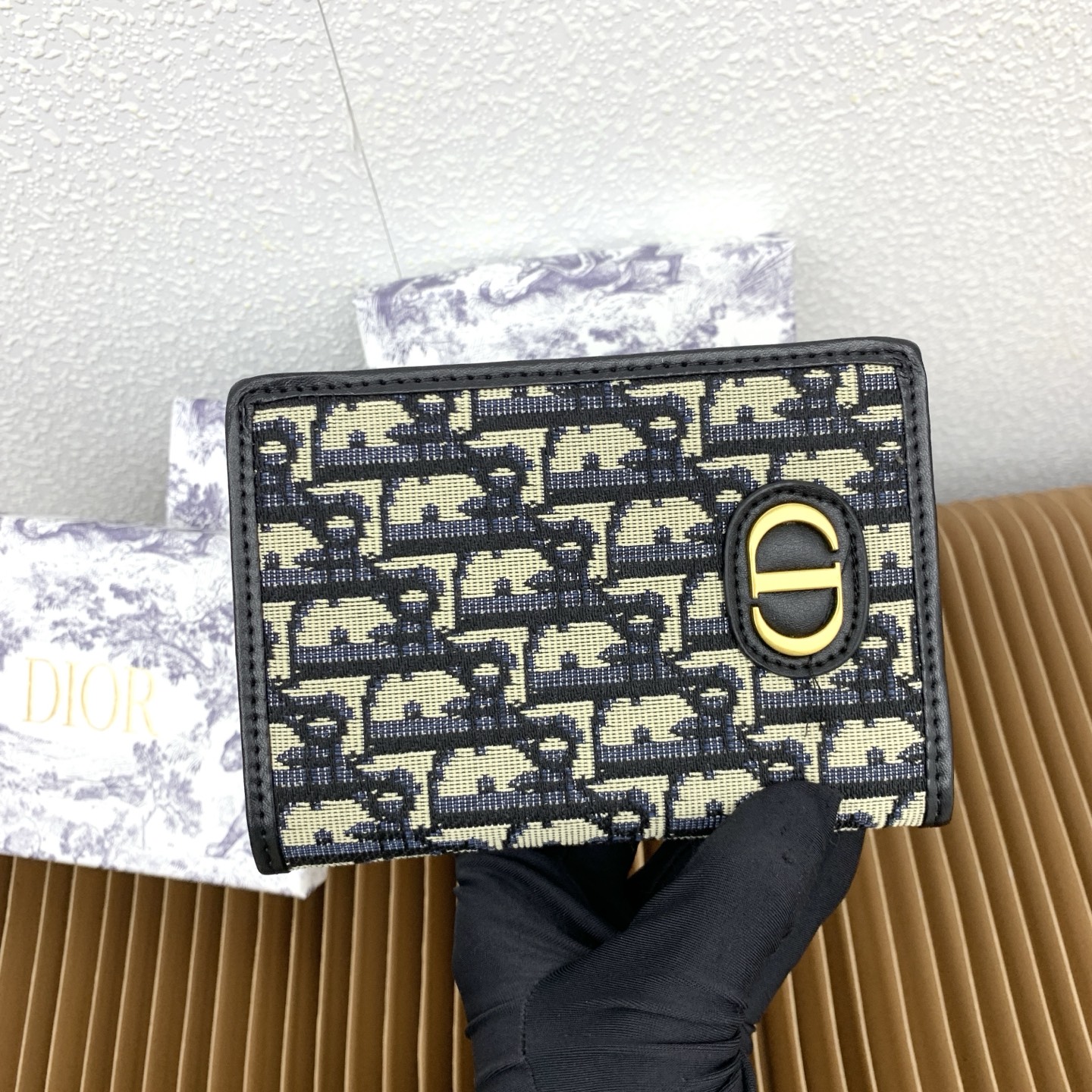   30 Montaigne 证件套是隽永及高雅的配饰。以蓝色 Dior Oblique 提花制成，正面