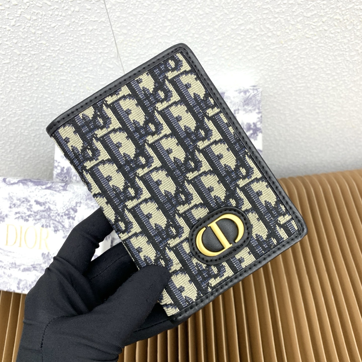   30 Montaigne 证件套是隽永及高雅的配饰。以蓝色 Dior Oblique 提花制成，正面