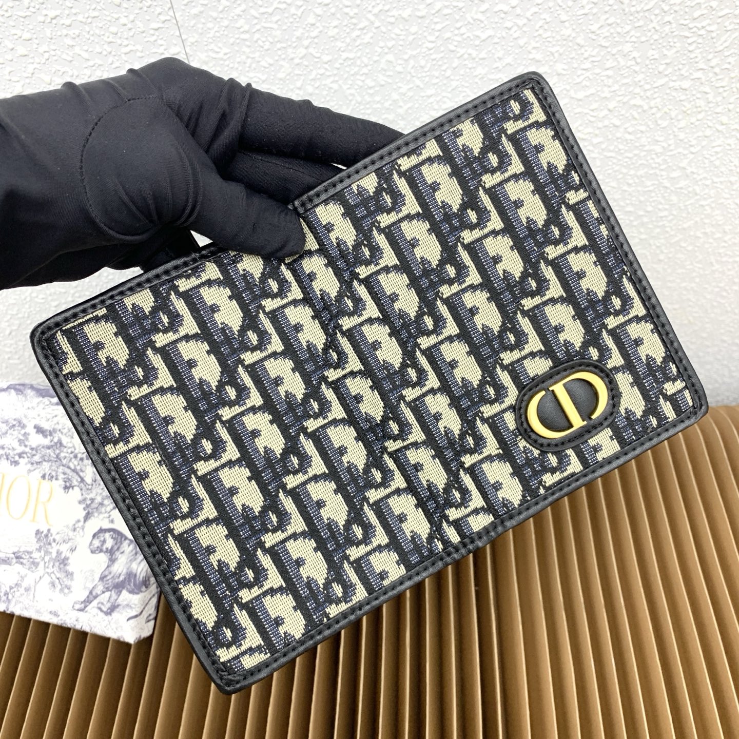   30 Montaigne 证件套是隽永及高雅的配饰。以蓝色 Dior Oblique 提花制成，正面