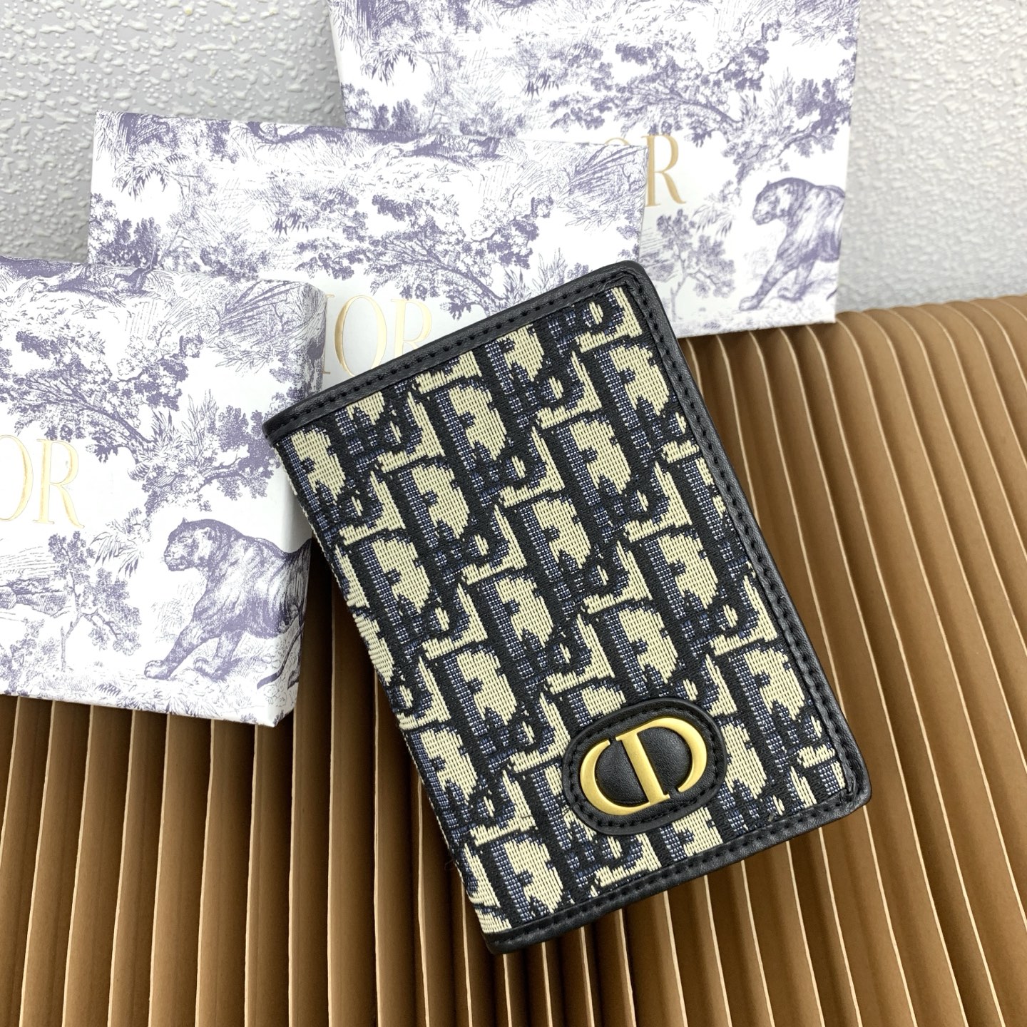   30 Montaigne 证件套是隽永及高雅的配饰。以蓝色 Dior Oblique 提花制成，正面