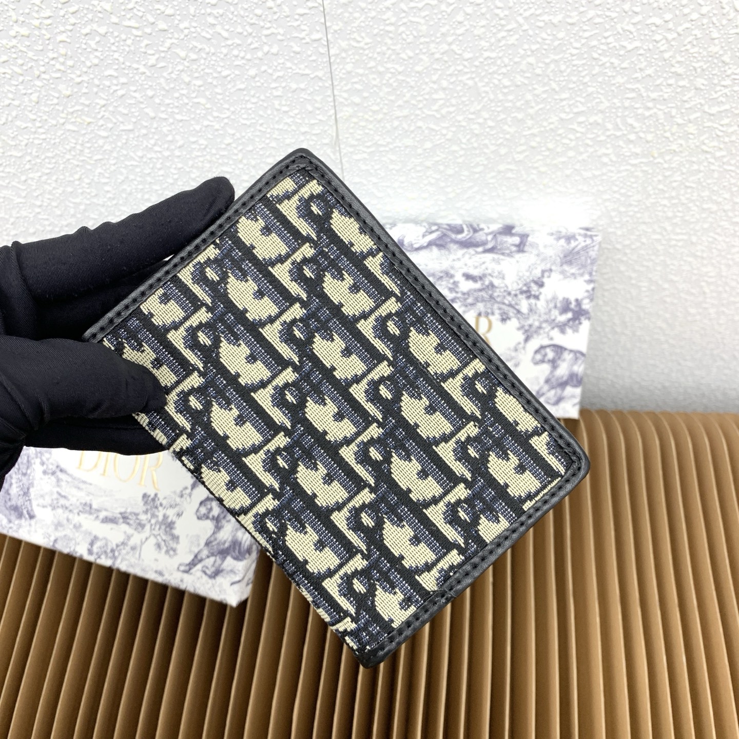   30 Montaigne 证件套是隽永及高雅的配饰。以蓝色 Dior Oblique 提花制成，正面