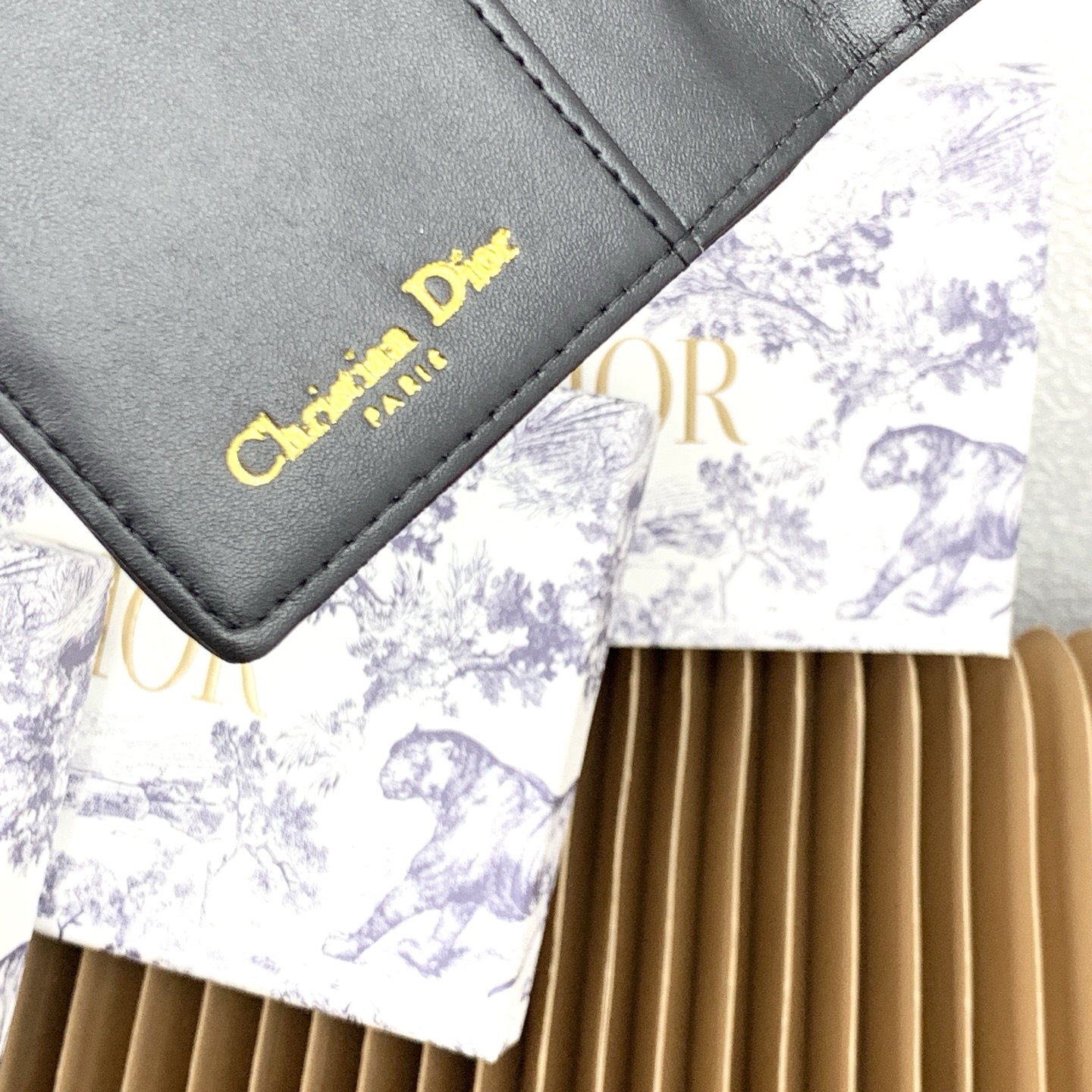   30 Montaigne 证件套是隽永及高雅的配饰。以蓝色 Dior Oblique 提花制成，正面