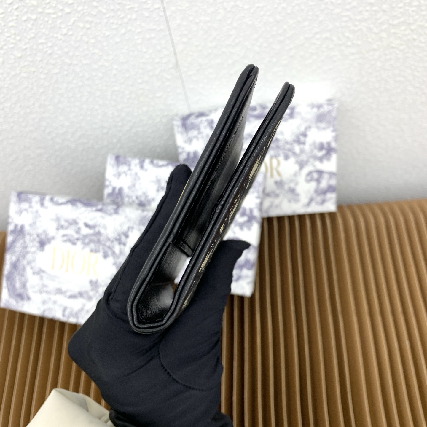   30 Montaigne 证件套是隽永及高雅的配饰。以蓝色 Dior Oblique 提花制成，正面