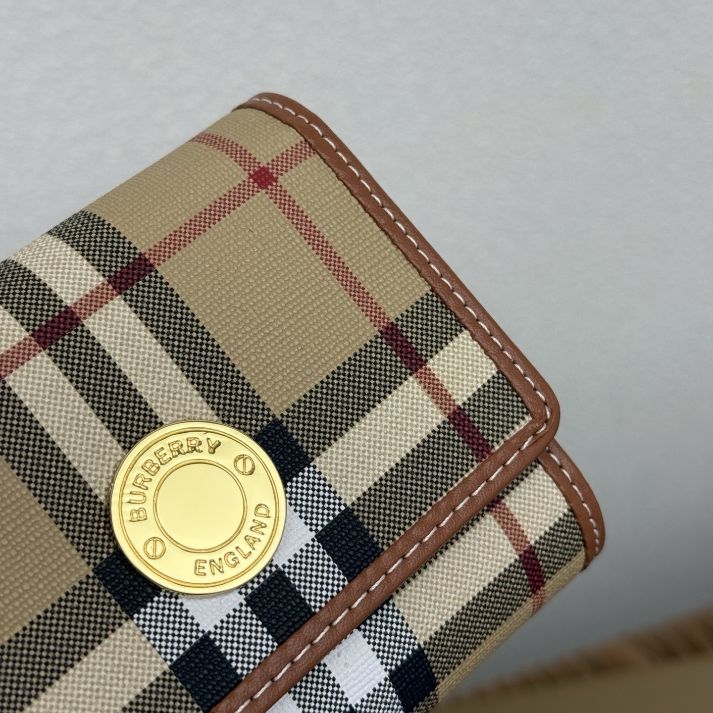 小号格纹折叠式钱夹,装饰 Burberry 格纹,融入光滑小牛皮饰边。精巧设计,搭配镌刻品牌徽标的按扣。