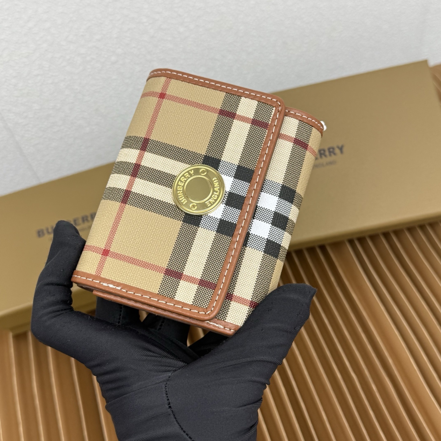 小号格纹折叠式钱夹,装饰 Burberry 格纹,融入光滑小牛皮饰边。精巧设计,搭配镌刻品牌徽标的按扣。