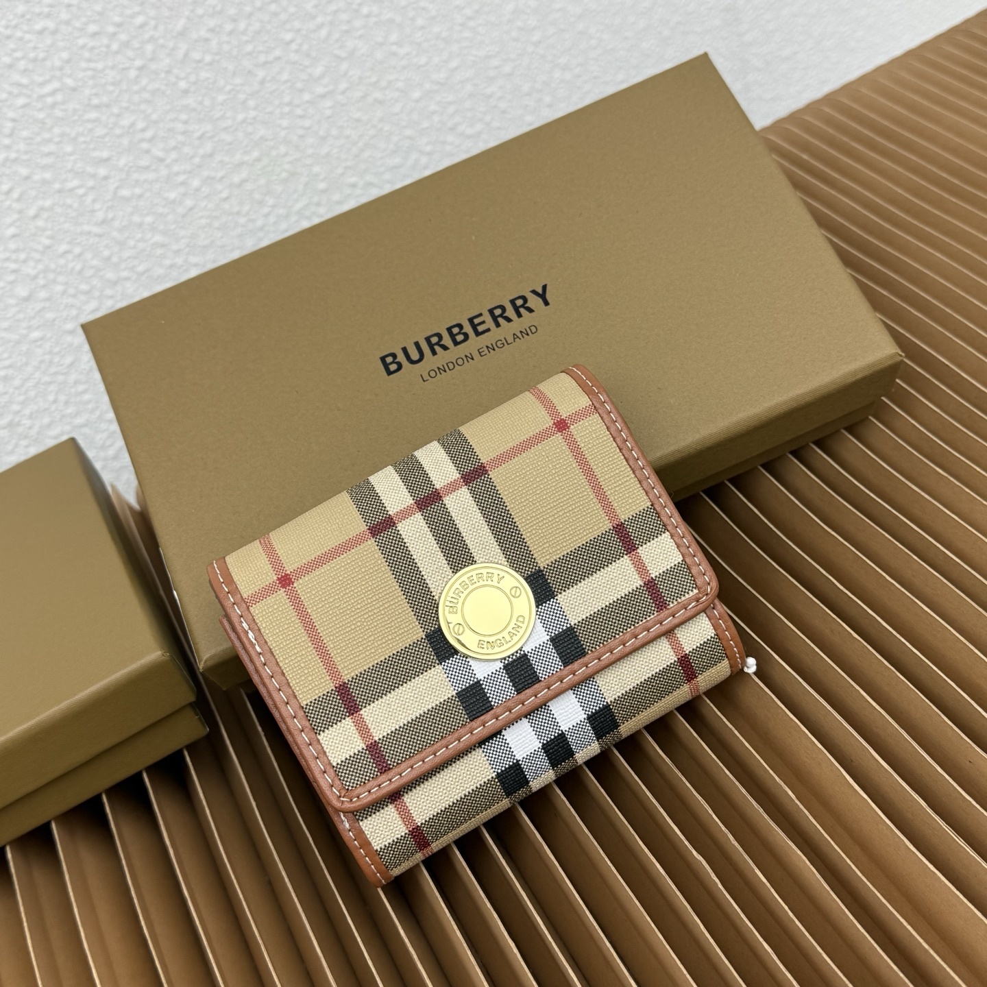 小号格纹折叠式钱夹,装饰 Burberry 格纹,融入光滑小牛皮饰边。精巧设计,搭配镌刻品牌徽标的按扣。