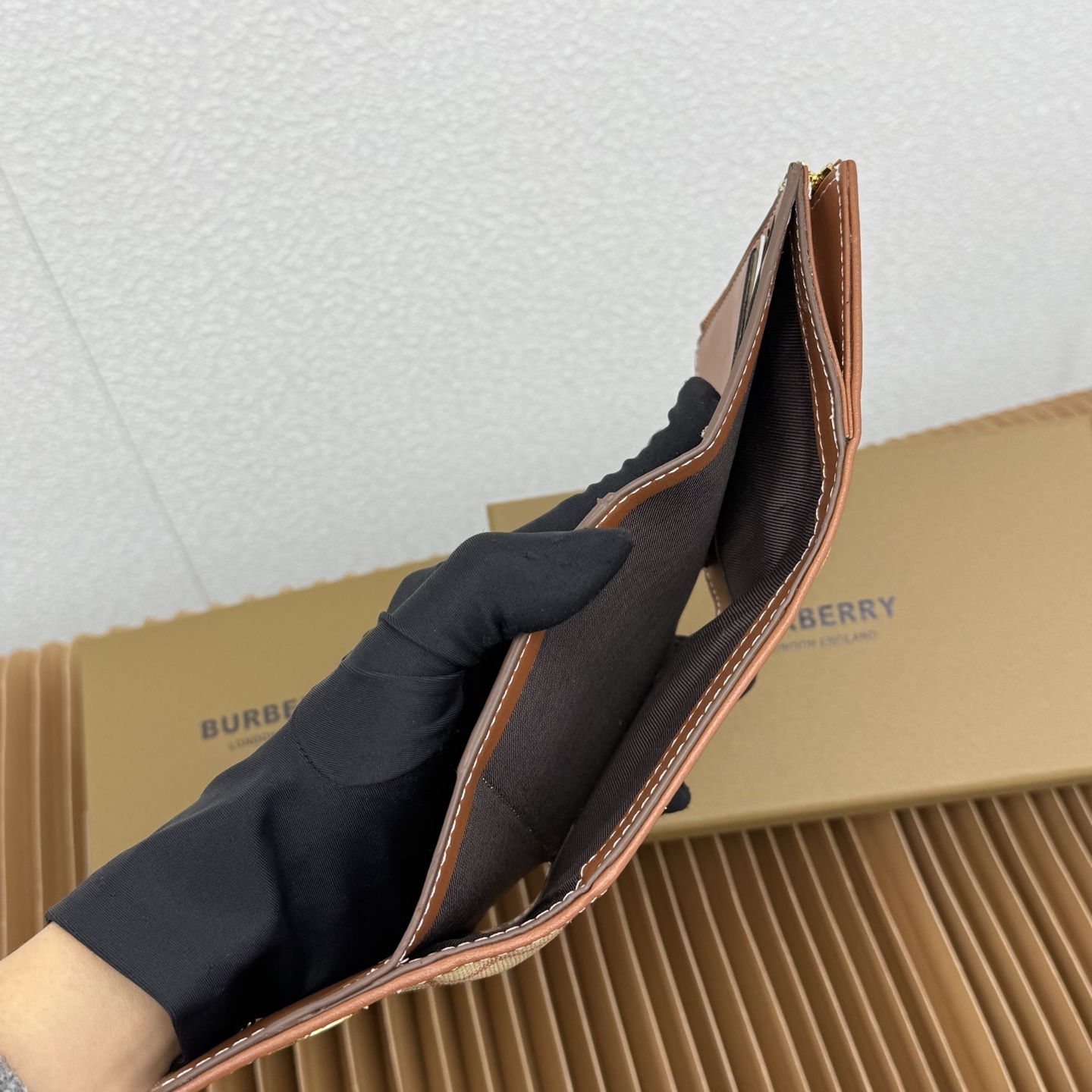 小号格纹折叠式钱夹,装饰 Burberry 格纹,融入光滑小牛皮饰边。精巧设计,搭配镌刻品牌徽标的按扣。