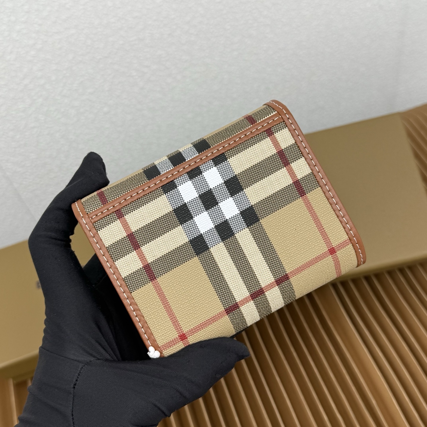 小号格纹折叠式钱夹,装饰 Burberry 格纹,融入光滑小牛皮饰边。精巧设计,搭配镌刻品牌徽标的按扣。