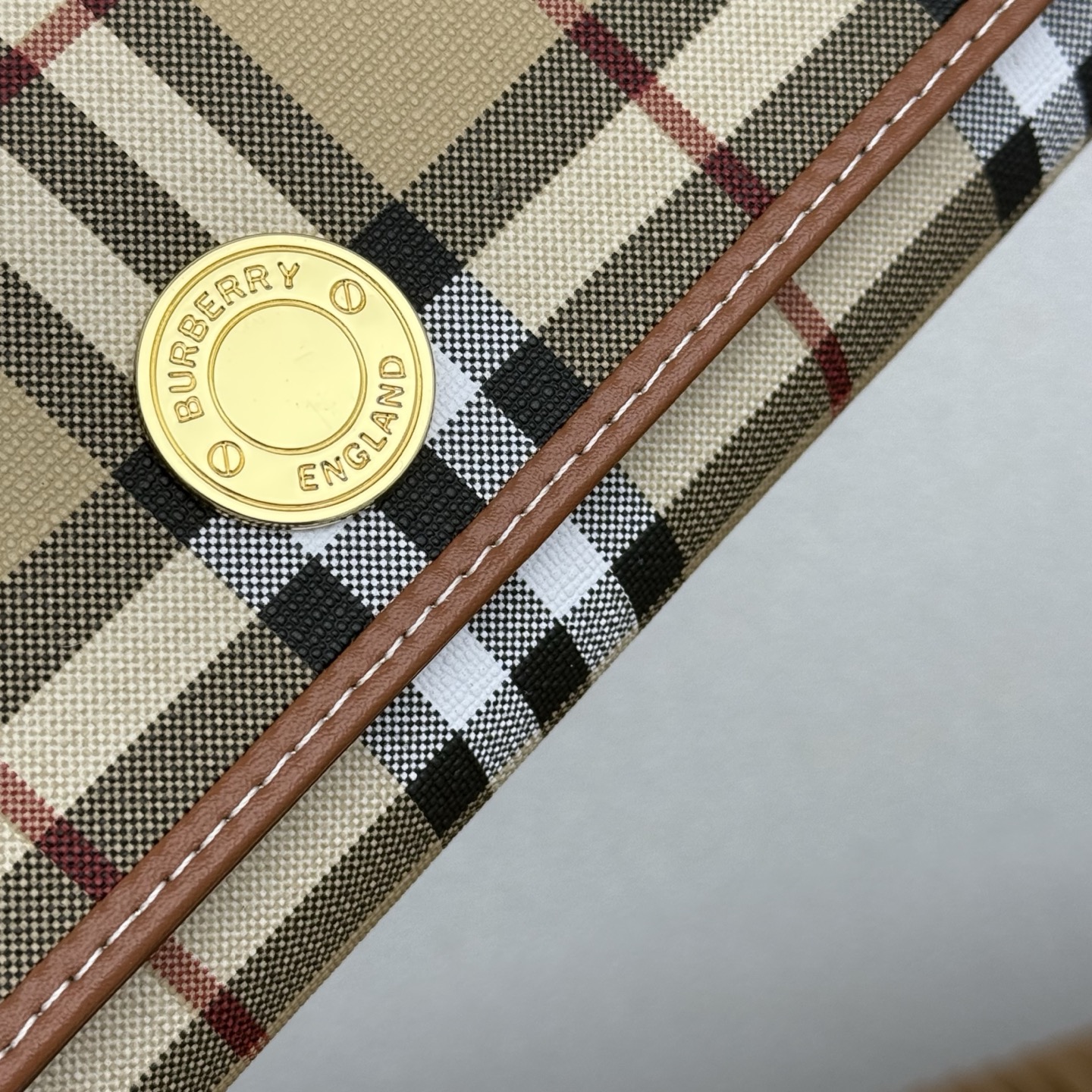  格纹长款钱夹，选用光滑小牛皮材质打造。装饰 Burberry 格纹，搭配镌刻品牌徽标的按扣。
– 翻盖