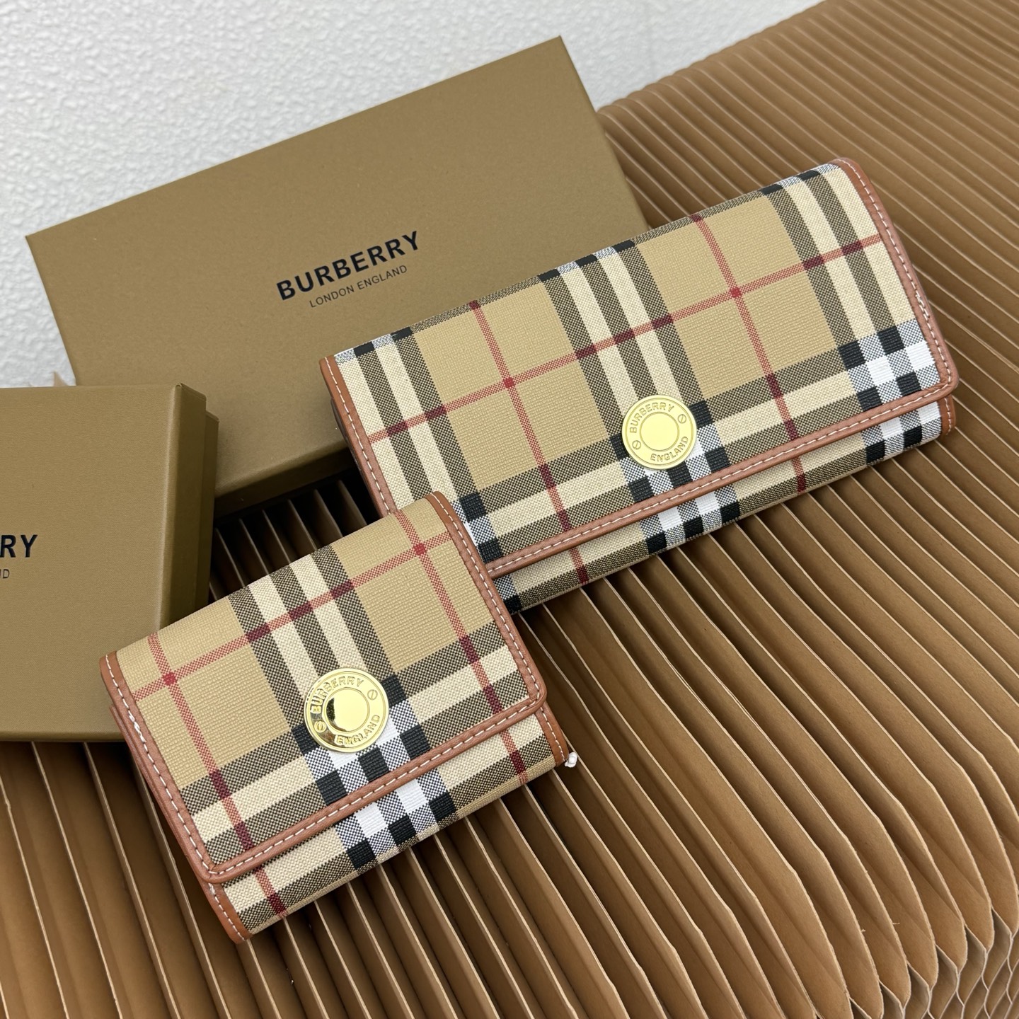 格纹长款钱夹，选用光滑小牛皮材质打造。装饰 Burberry 格纹，搭配镌刻品牌徽标的按扣。
– 翻盖