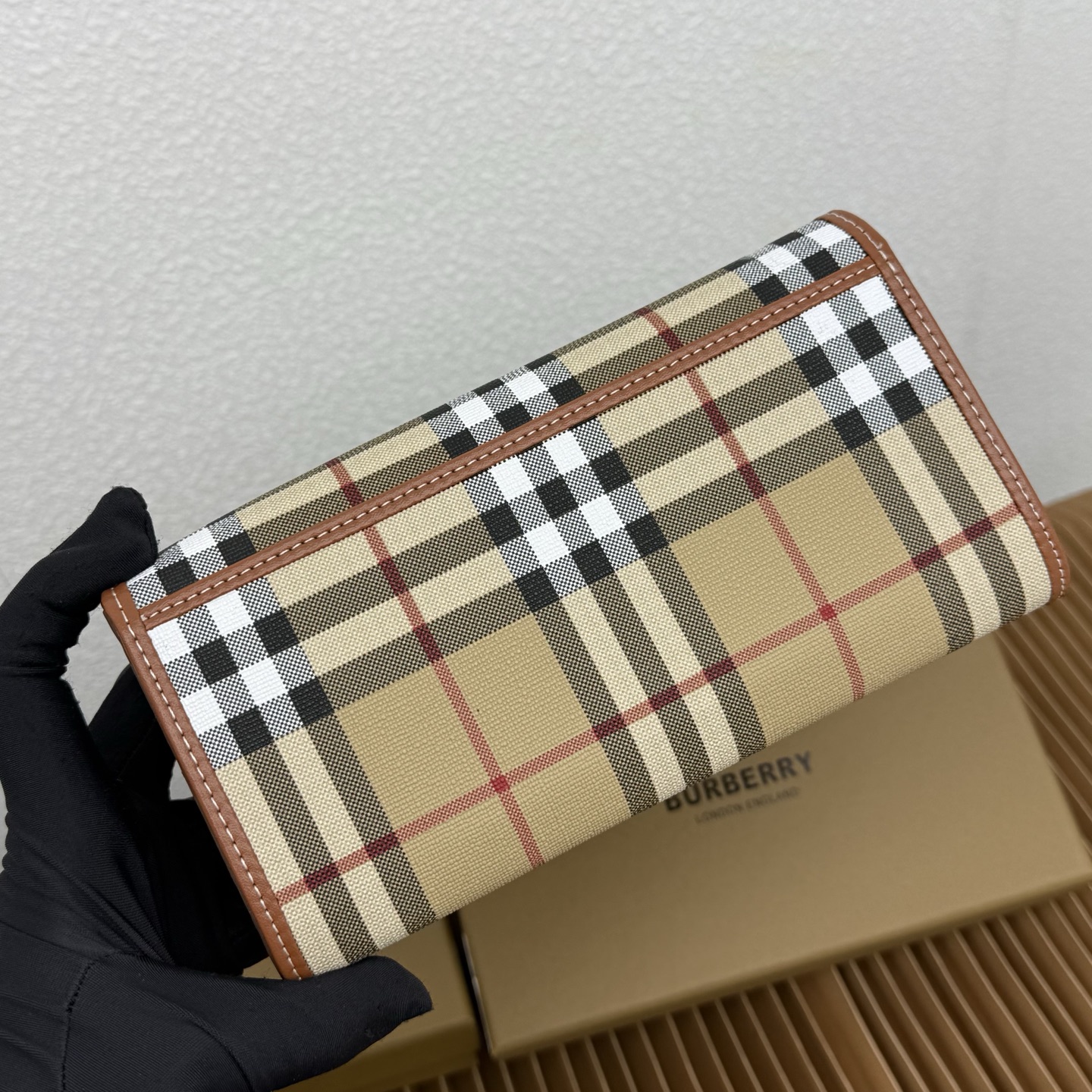  格纹长款钱夹，选用光滑小牛皮材质打造。装饰 Burberry 格纹，搭配镌刻品牌徽标的按扣。
– 翻盖