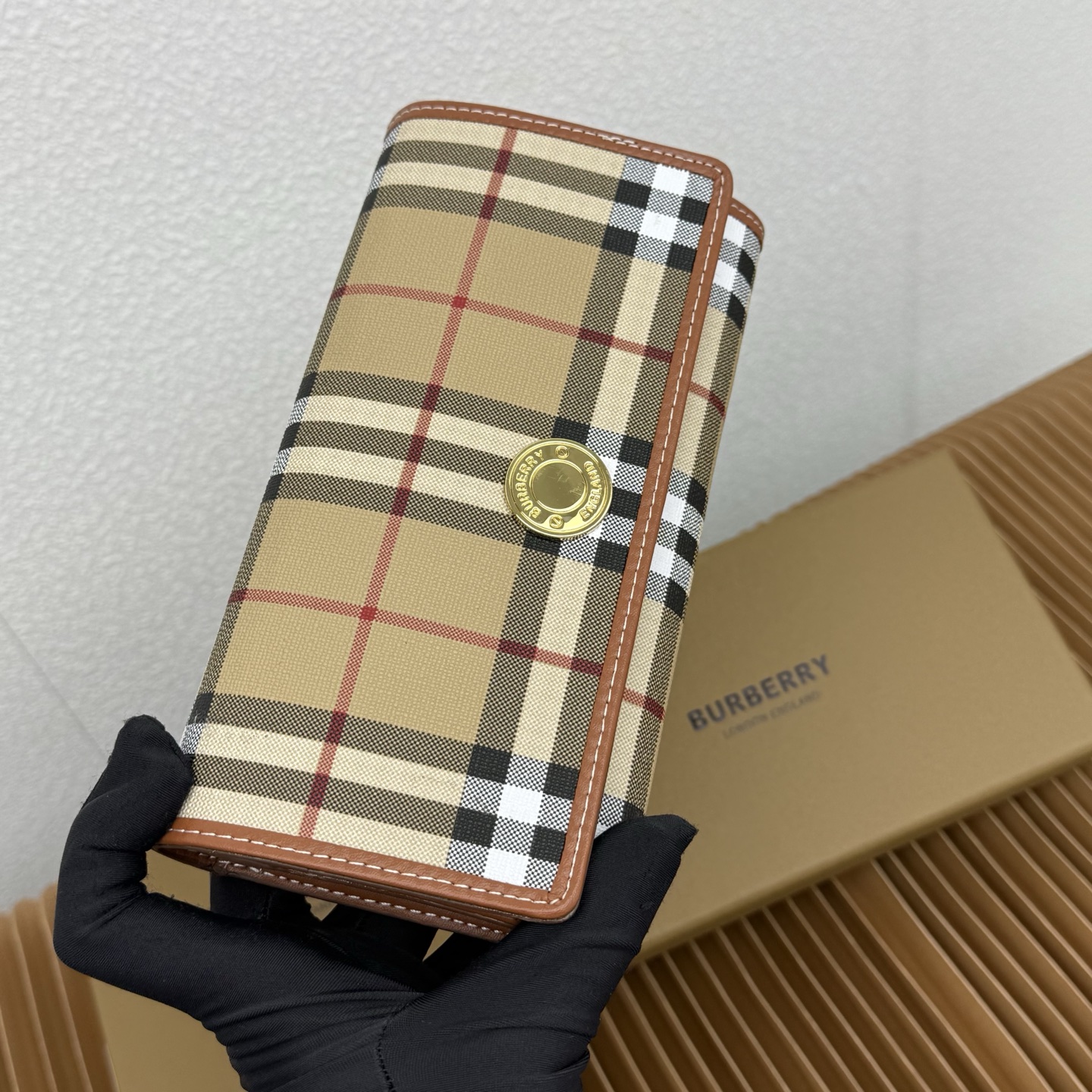  格纹长款钱夹，选用光滑小牛皮材质打造。装饰 Burberry 格纹，搭配镌刻品牌徽标的按扣。
– 翻盖