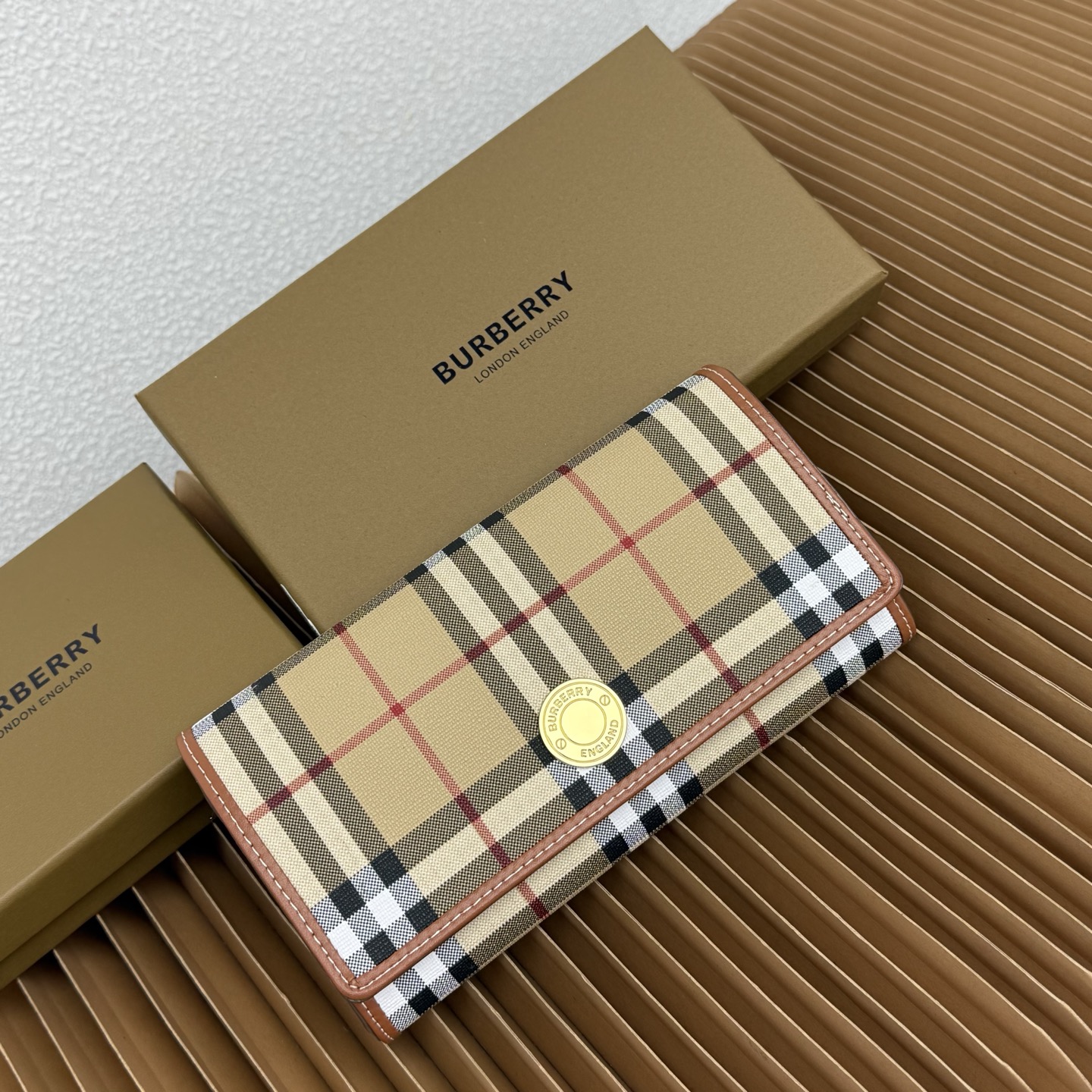  格纹长款钱夹，选用光滑小牛皮材质打造。装饰 Burberry 格纹，搭配镌刻品牌徽标的按扣。
– 翻盖