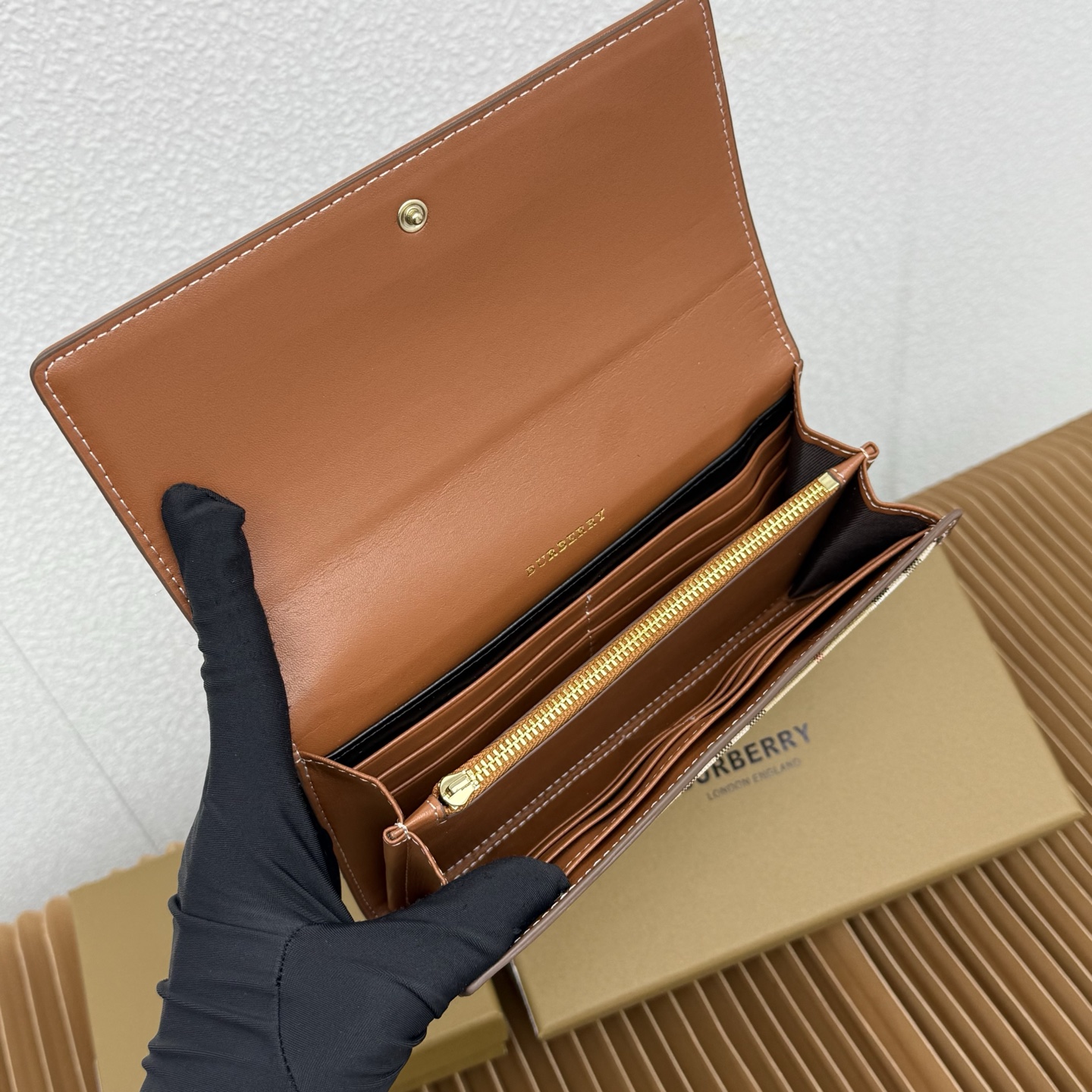  格纹长款钱夹，选用光滑小牛皮材质打造。装饰 Burberry 格纹，搭配镌刻品牌徽标的按扣。
– 翻盖