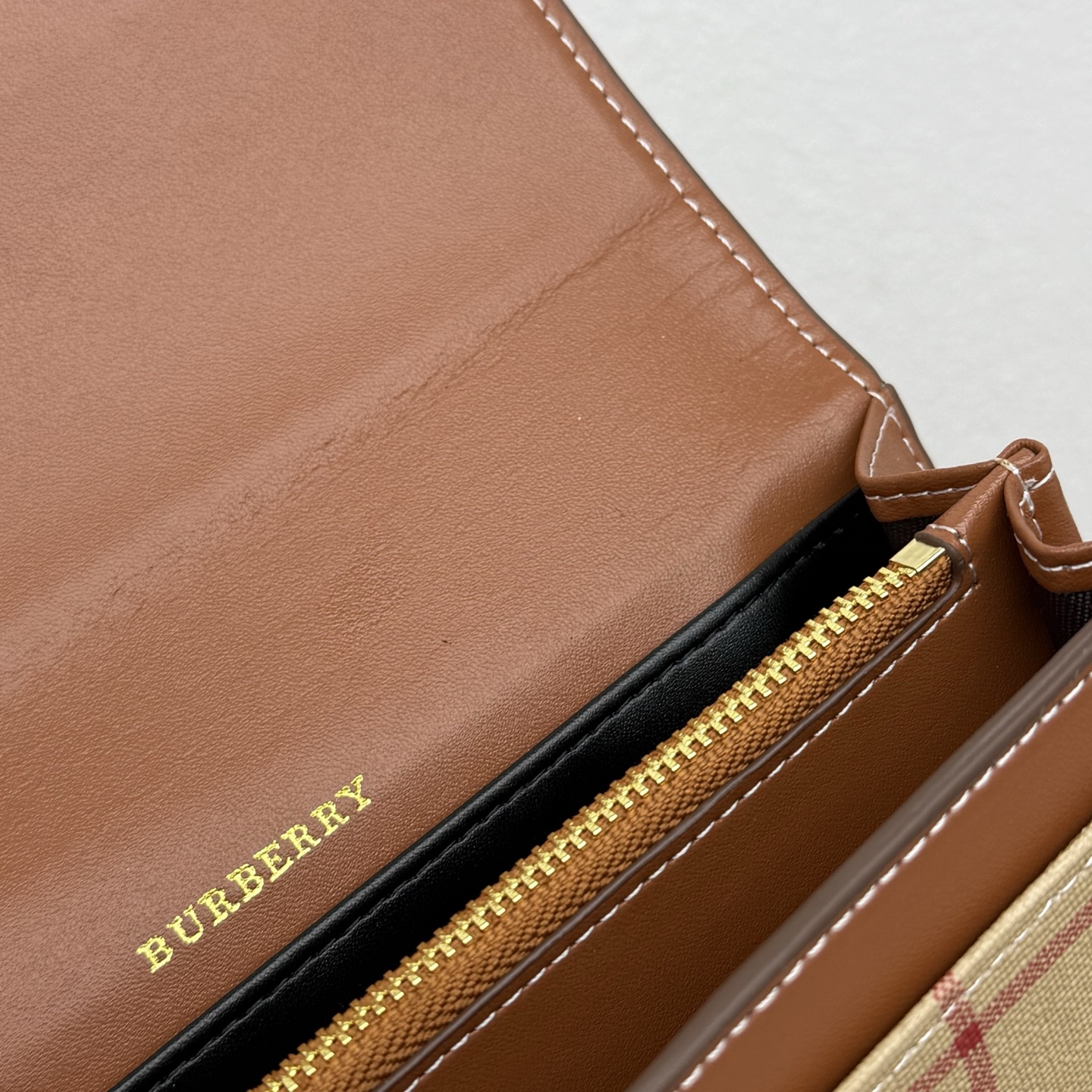  格纹长款钱夹，选用光滑小牛皮材质打造。装饰 Burberry 格纹，搭配镌刻品牌徽标的按扣。
– 翻盖