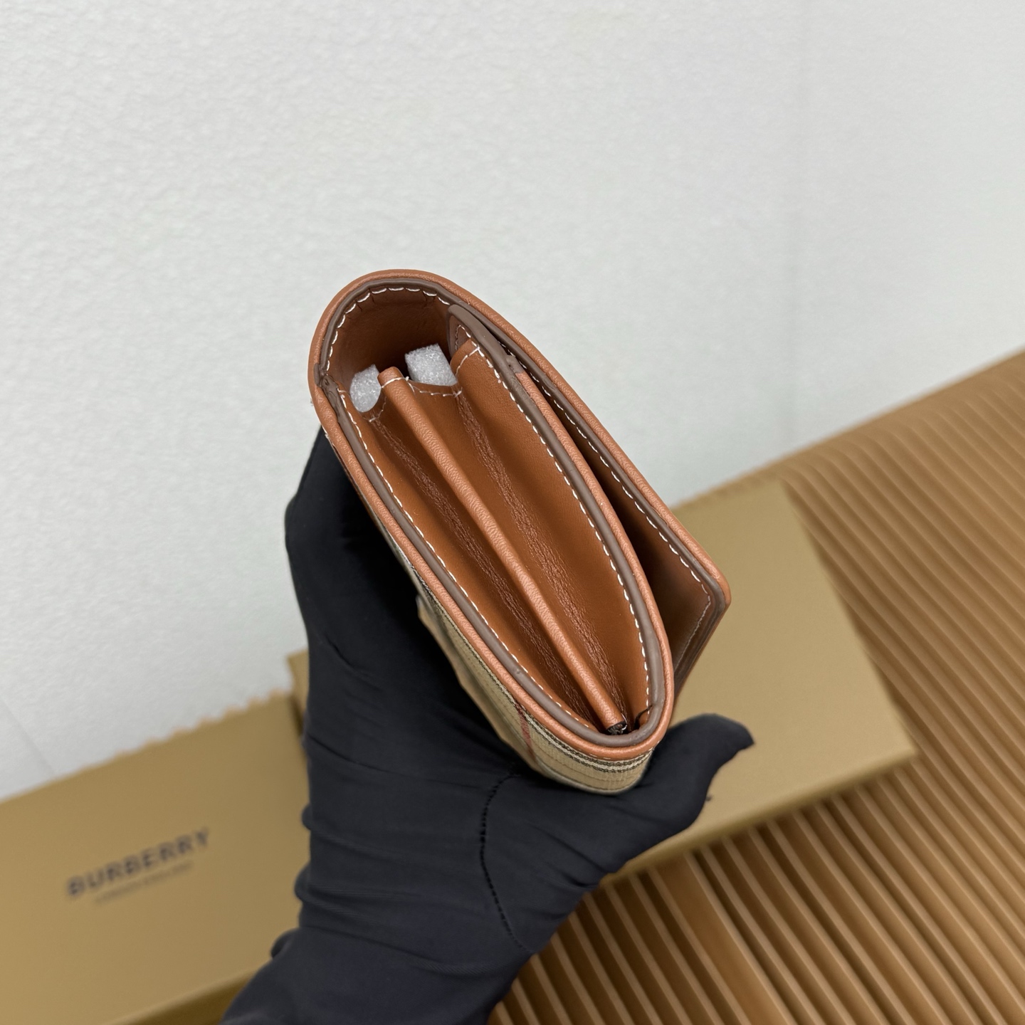  格纹长款钱夹，选用光滑小牛皮材质打造。装饰 Burberry 格纹，搭配镌刻品牌徽标的按扣。
– 翻盖