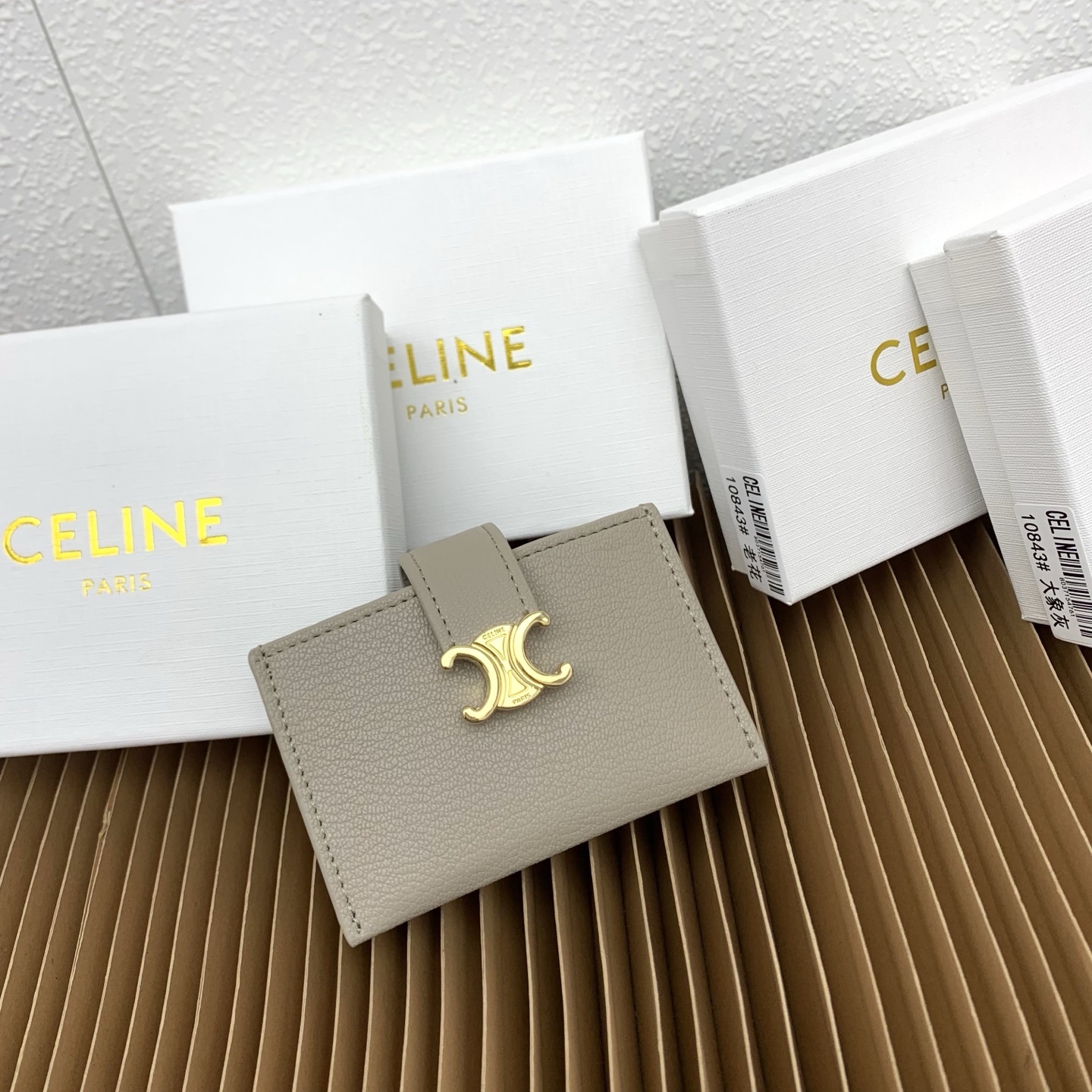 ACCORDEON柔软粒面牛皮革卡片套
牛皮革
金色饰面
TRIOMPHE金属钉扣开关
三个信用卡槽
1