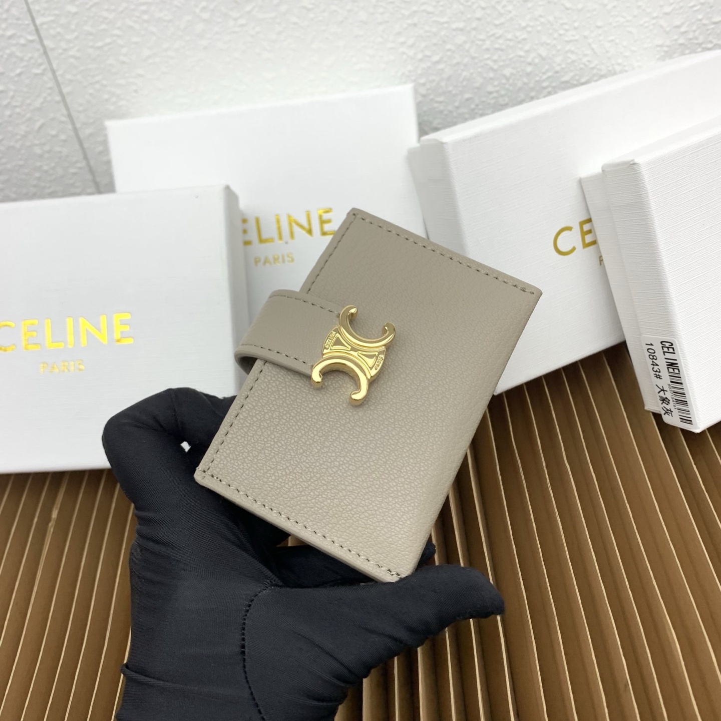 ACCORDEON柔软粒面牛皮革卡片套
牛皮革
金色饰面
TRIOMPHE金属钉扣开关
三个信用卡槽
1