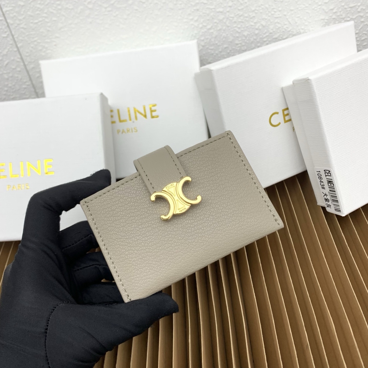 ACCORDEON柔软粒面牛皮革卡片套
牛皮革
金色饰面
TRIOMPHE金属钉扣开关
三个信用卡槽
1