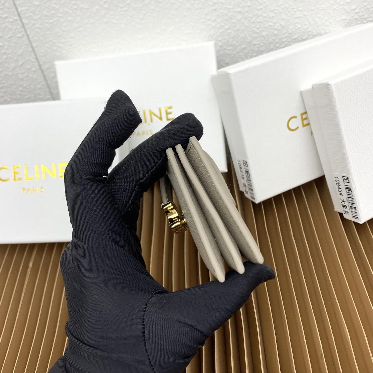 ACCORDEON柔软粒面牛皮革卡片套
牛皮革
金色饰面
TRIOMPHE金属钉扣开关
三个信用卡槽
1