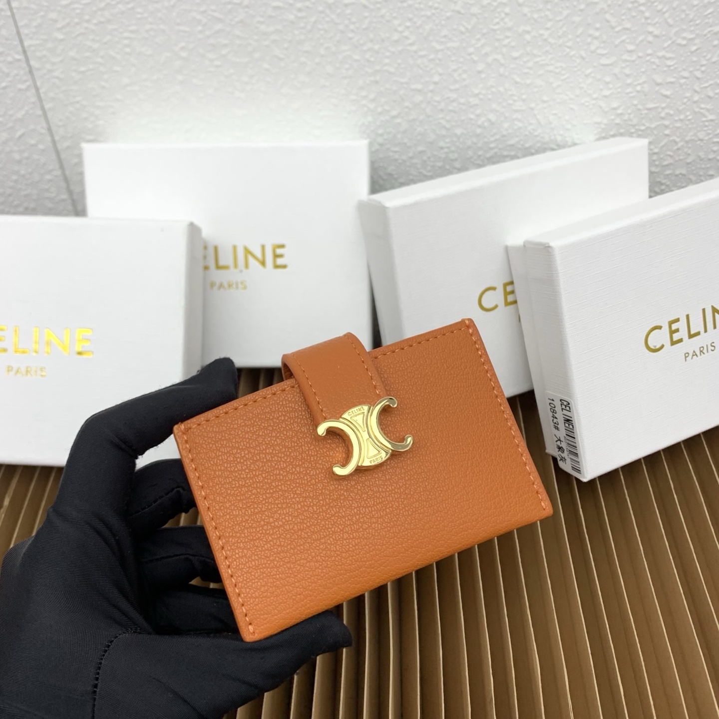ACCORDEON柔软粒面牛皮革卡片套
牛皮革
金色饰面
TRIOMPHE金属钉扣开关
三个信用卡槽
1