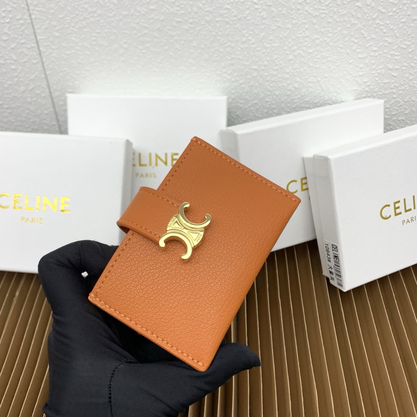 ACCORDEON柔软粒面牛皮革卡片套
牛皮革
金色饰面
TRIOMPHE金属钉扣开关
三个信用卡槽
1
