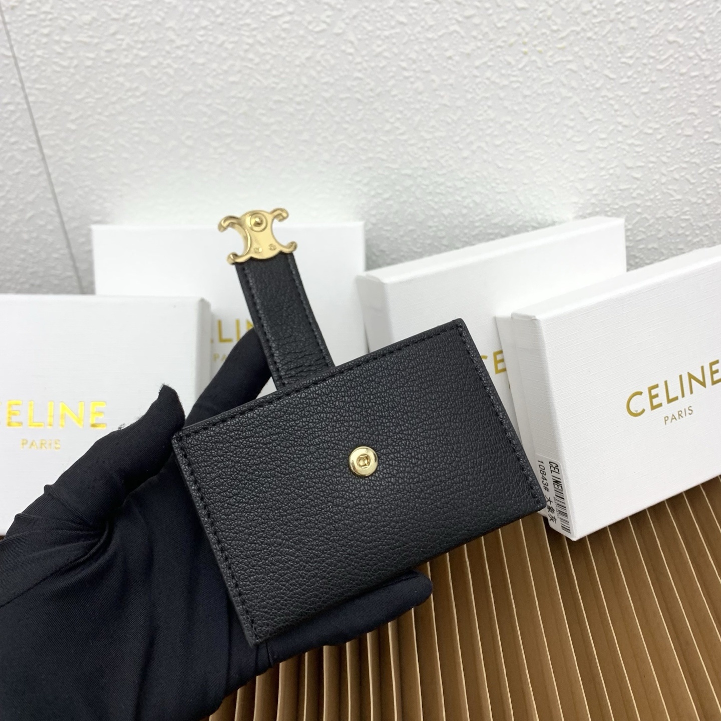 ACCORDEON柔软粒面牛皮革卡片套
牛皮革
金色饰面
TRIOMPHE金属钉扣开关
三个信用卡槽
1