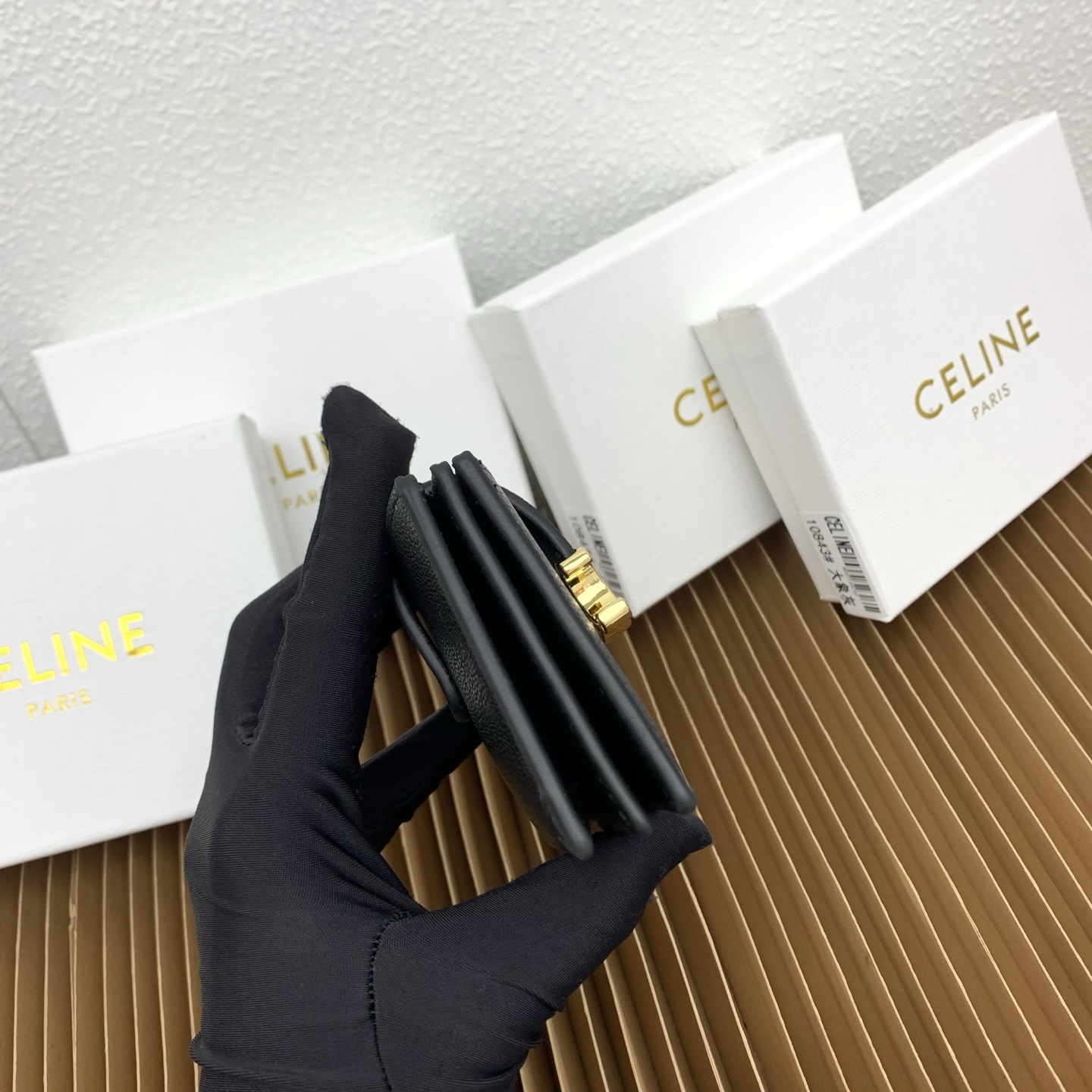 ACCORDEON柔软粒面牛皮革卡片套
牛皮革
金色饰面
TRIOMPHE金属钉扣开关
三个信用卡槽
1