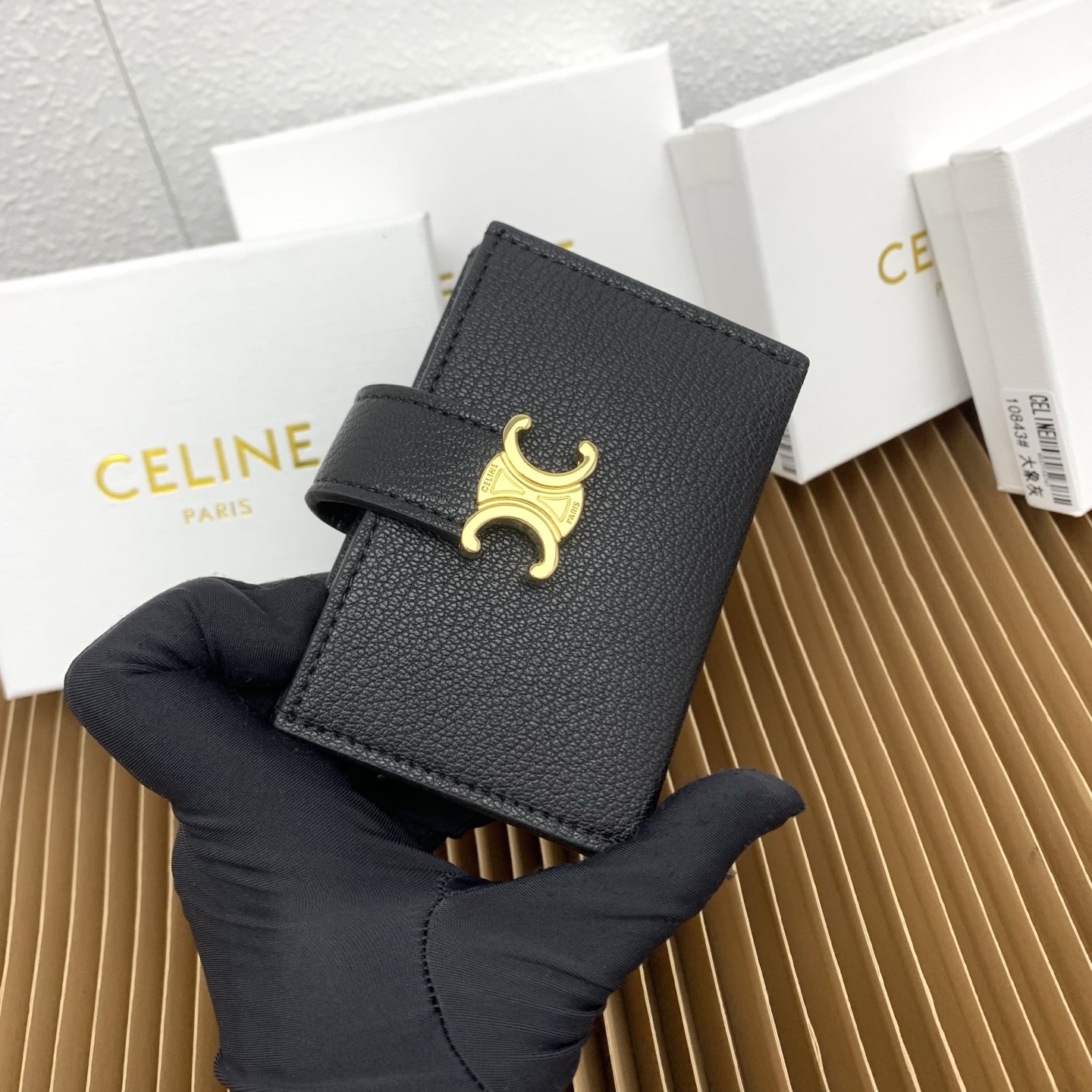 ACCORDEON柔软粒面牛皮革卡片套
牛皮革
金色饰面
TRIOMPHE金属钉扣开关
三个信用卡槽
1