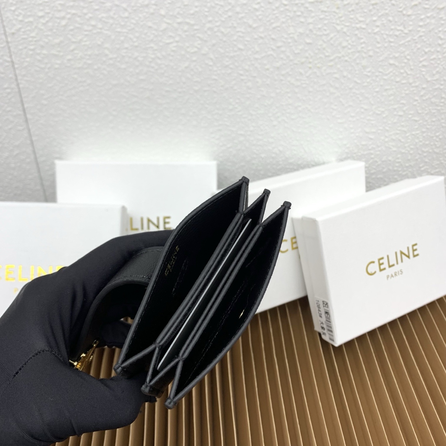 ACCORDEON柔软粒面牛皮革卡片套
牛皮革
金色饰面
TRIOMPHE金属钉扣开关
三个信用卡槽
1