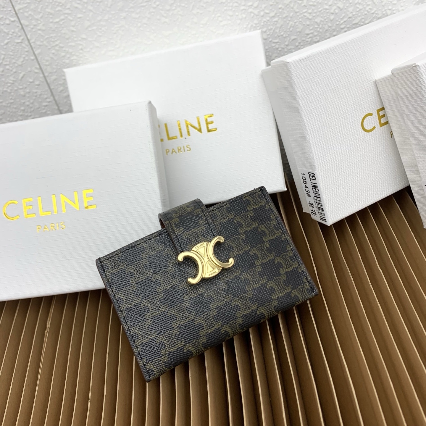 ACCORDEON柔软粒面牛皮革卡片套
牛皮革
金色饰面
TRIOMPHE金属钉扣开关
三个信用卡槽
1
