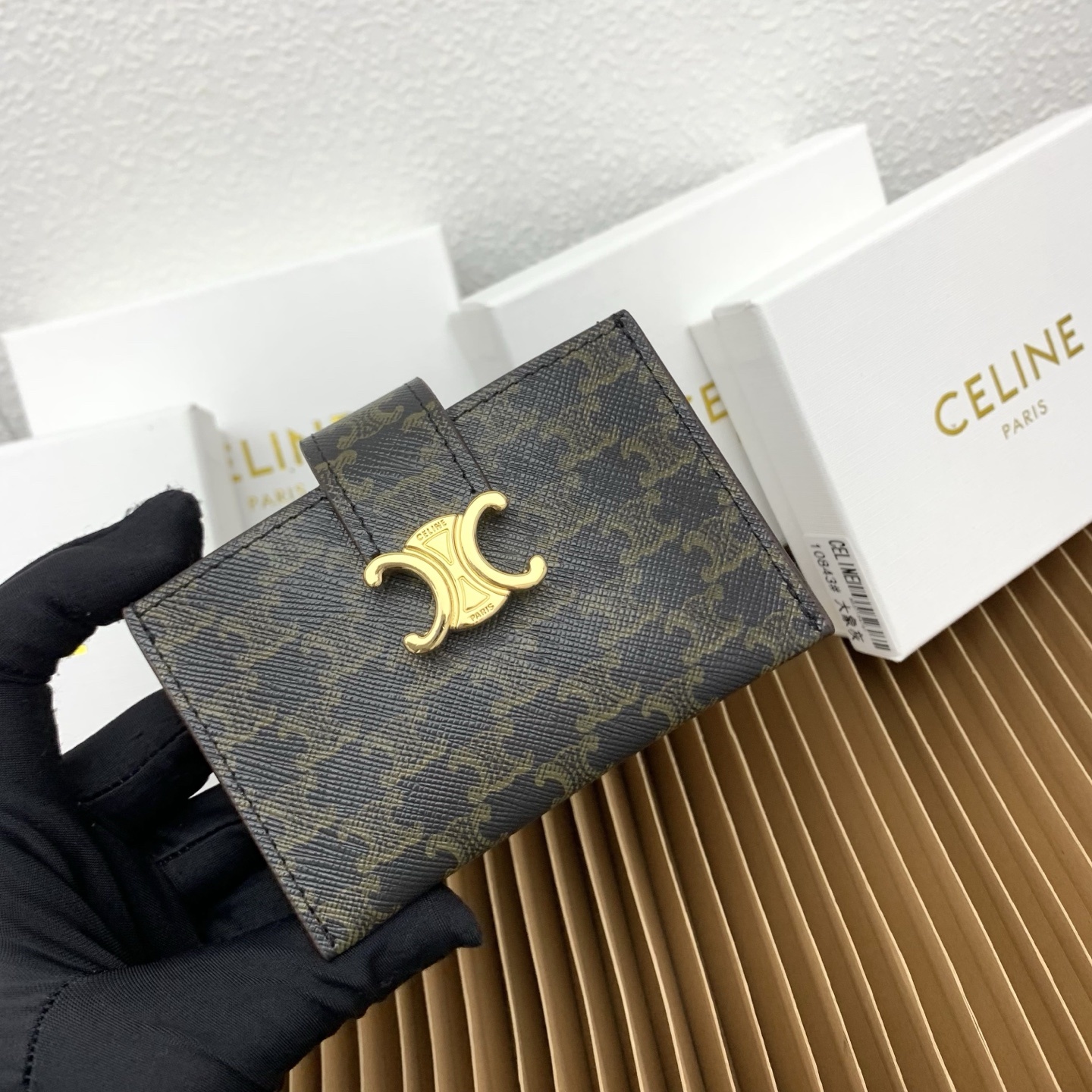 ACCORDEON柔软粒面牛皮革卡片套
牛皮革
金色饰面
TRIOMPHE金属钉扣开关
三个信用卡槽
1
