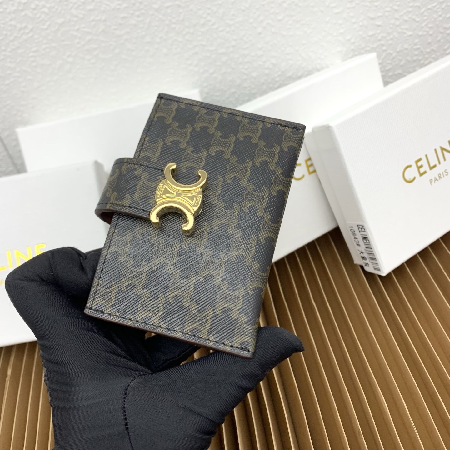 ACCORDEON柔软粒面牛皮革卡片套
牛皮革
金色饰面
TRIOMPHE金属钉扣开关
三个信用卡槽
1